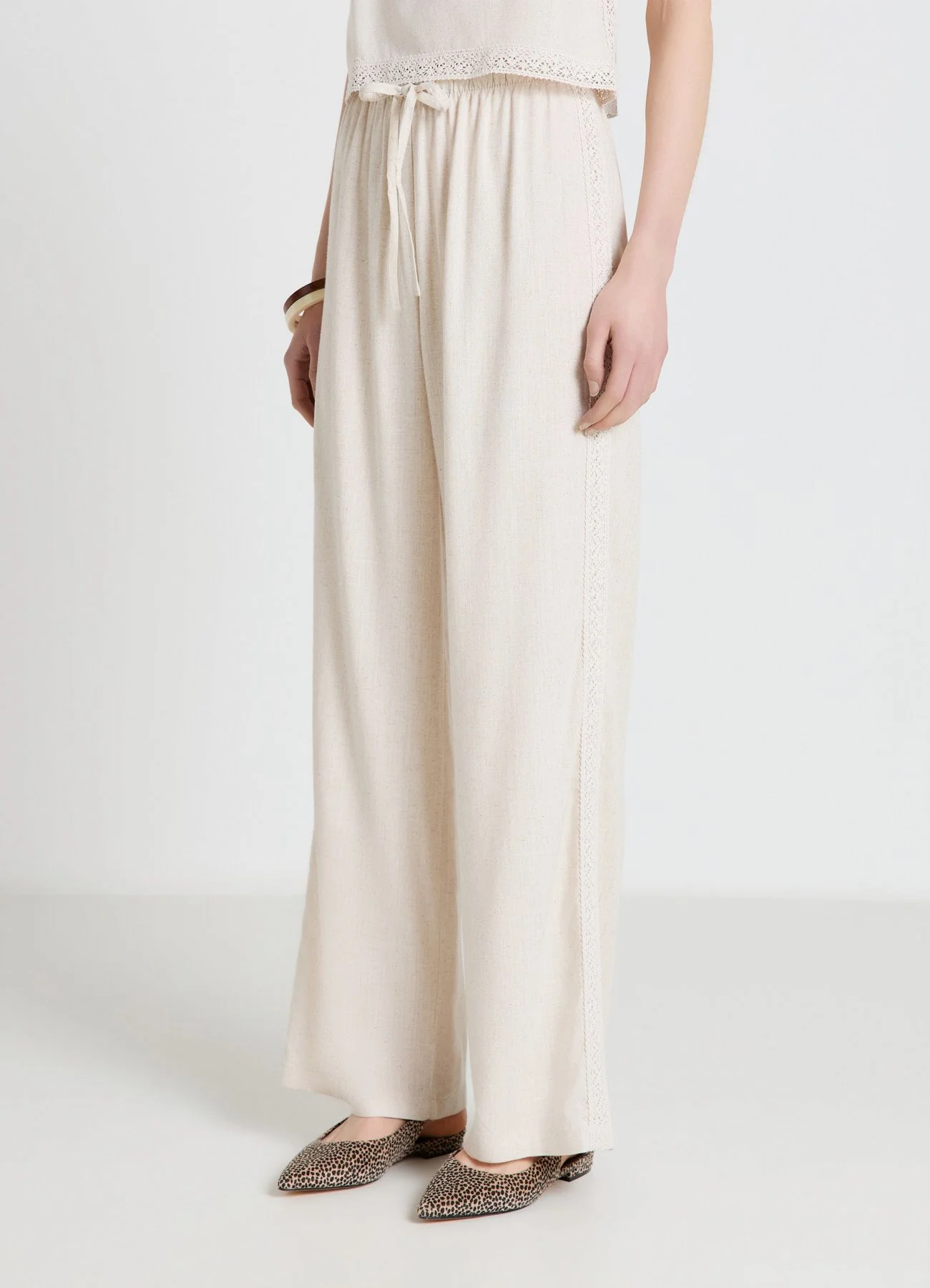 Pantaloni wide leg con coulisse e ricamo macramè - Image 2