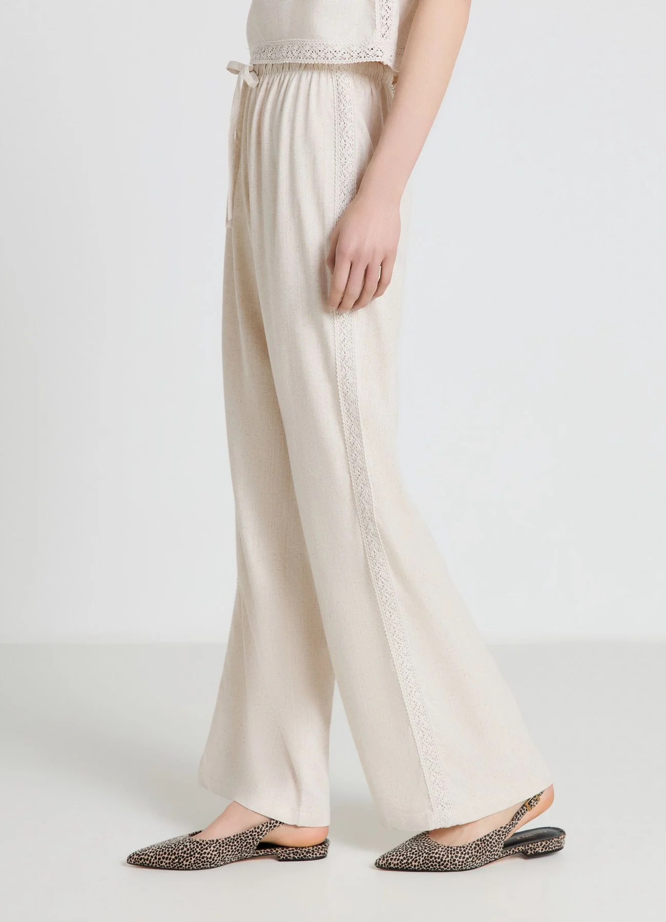 Pantaloni wide leg con coulisse e ricamo macramè - Image 4
