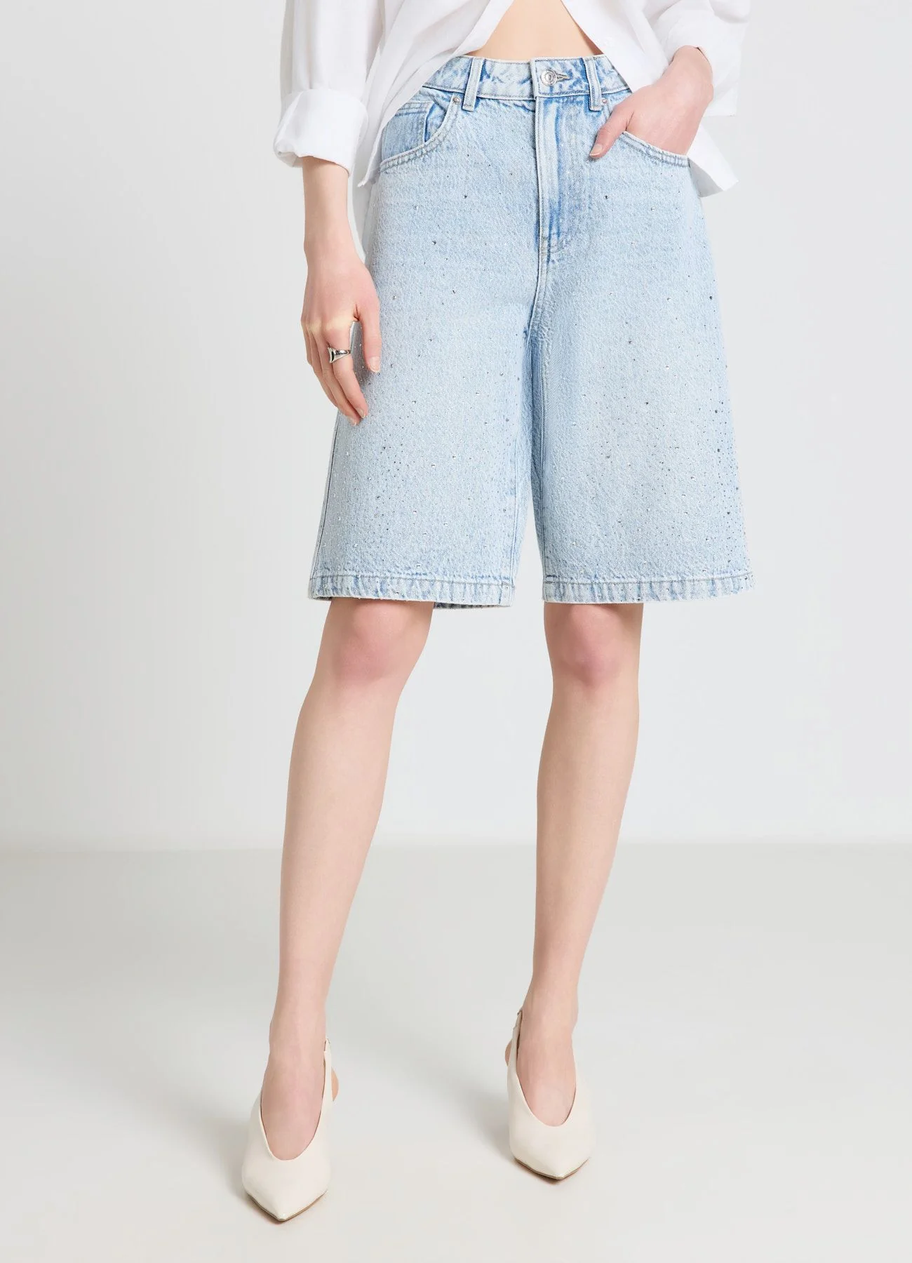 Shorts bermuda in denim con strass - Image 2