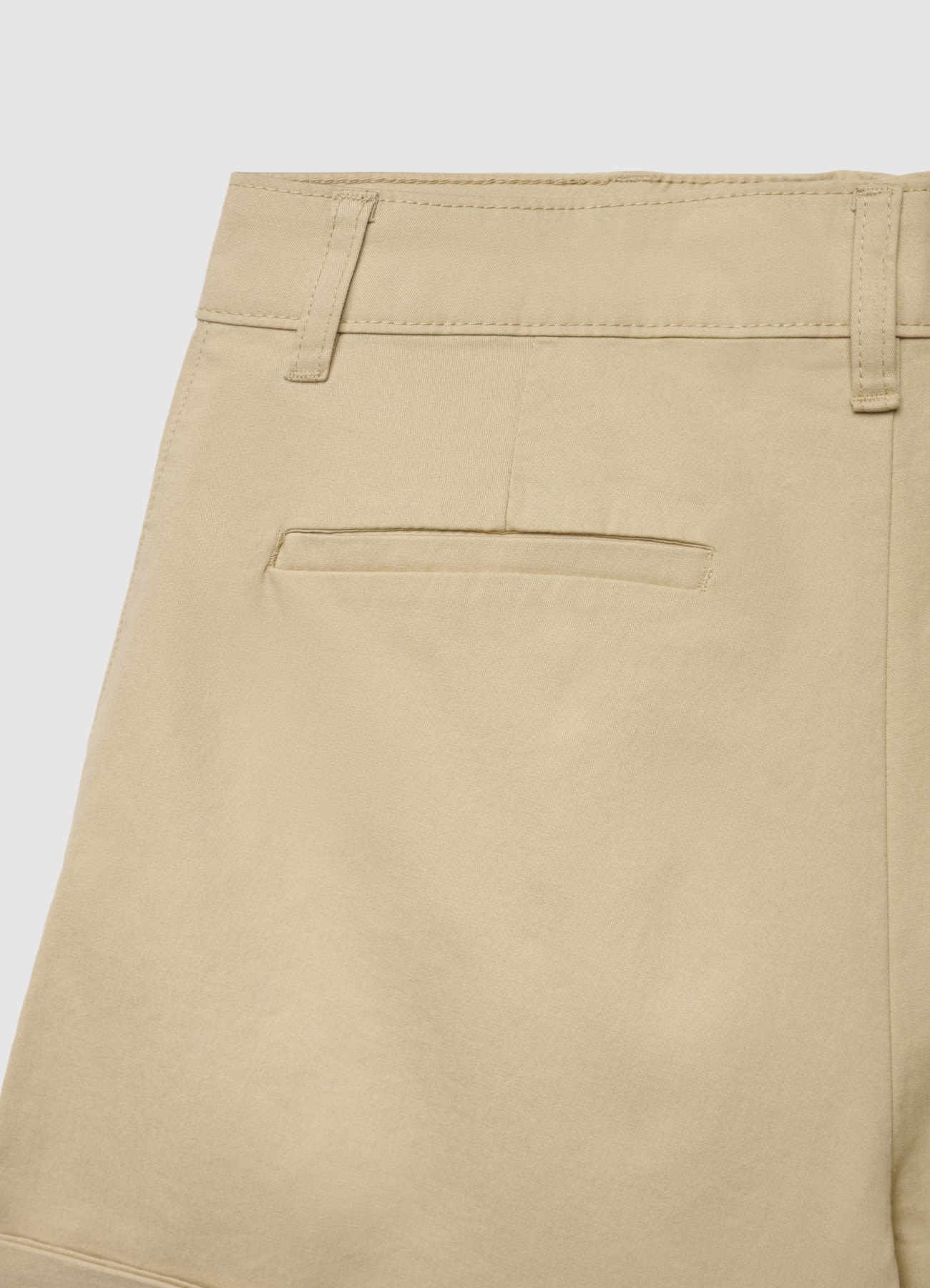 Shorts chino con risvolto - Image 5