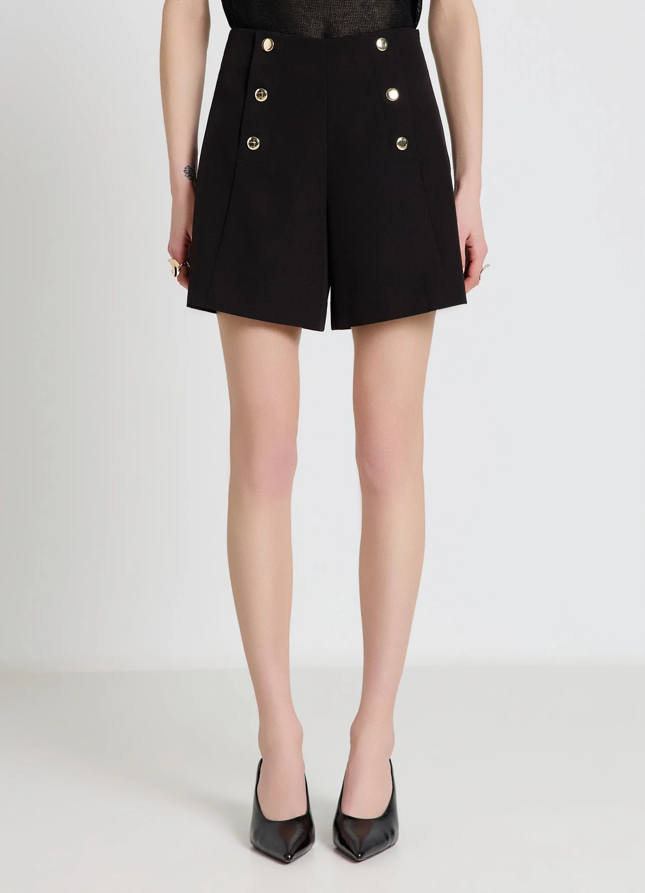 Shorts con bottoni decorativi - Image 2