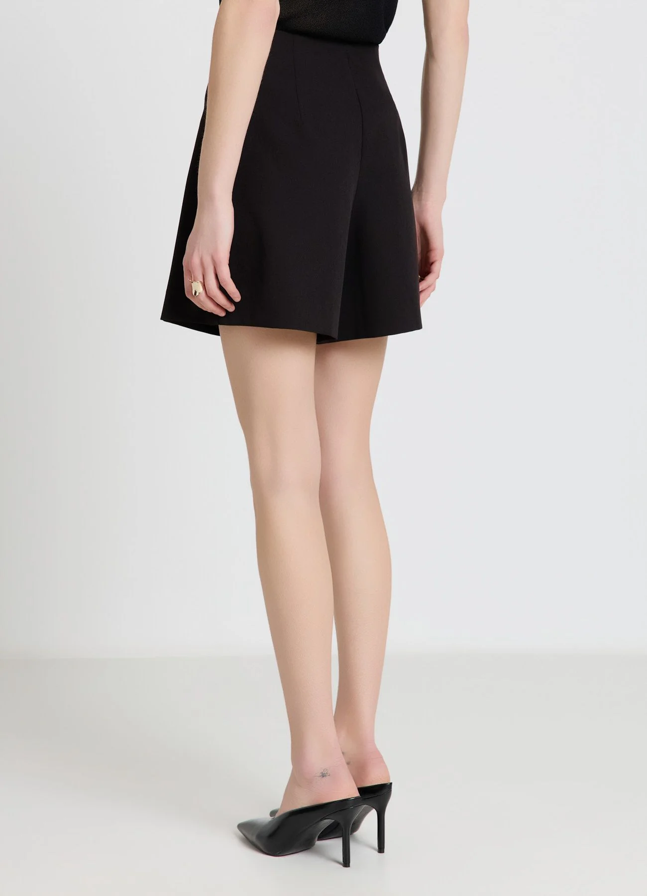 Shorts con bottoni decorativi - Image 3