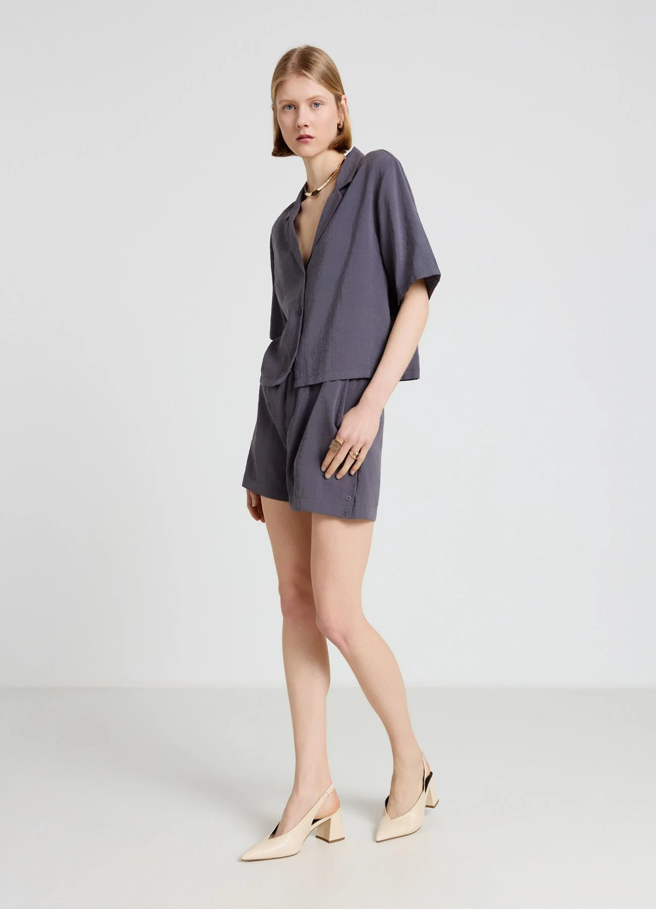 Shorts con vita elasticizzata e bottoni al fondo