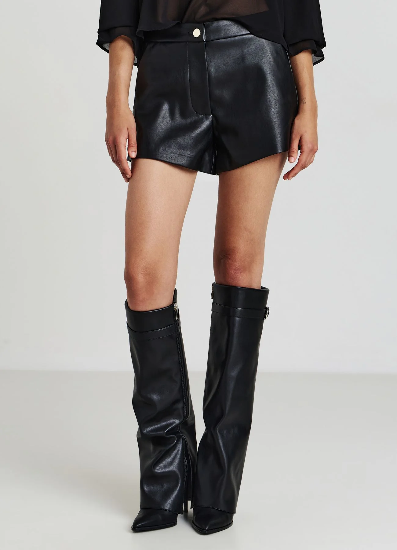 Shorts effetto pelle con tasche laterali