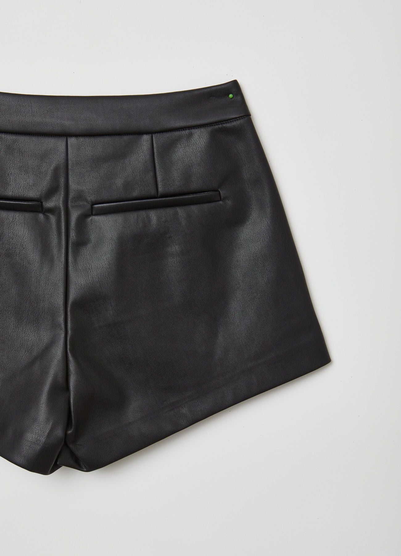 Shorts effetto pelle con tasche laterali - Image 4