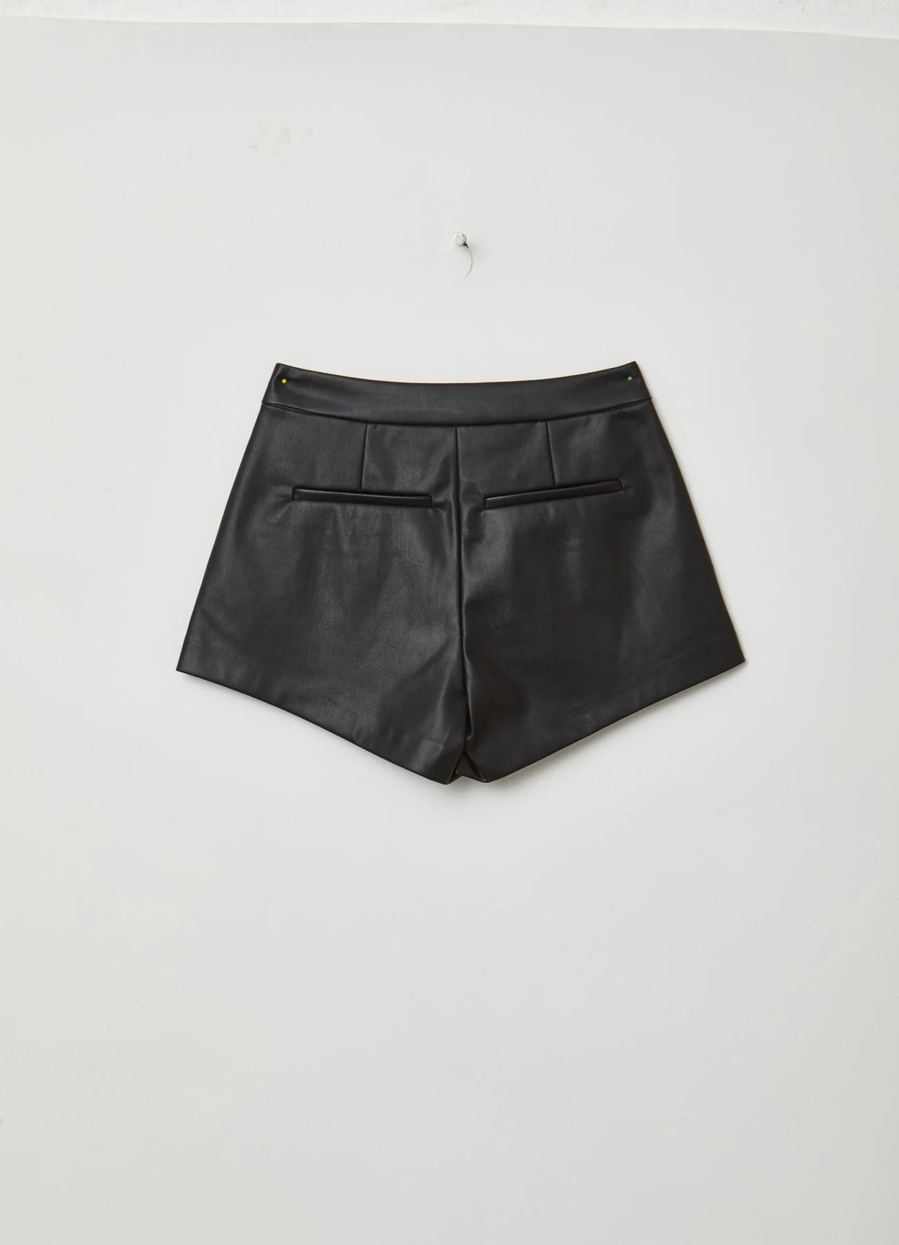 Shorts effetto pelle con tasche laterali - Image 5