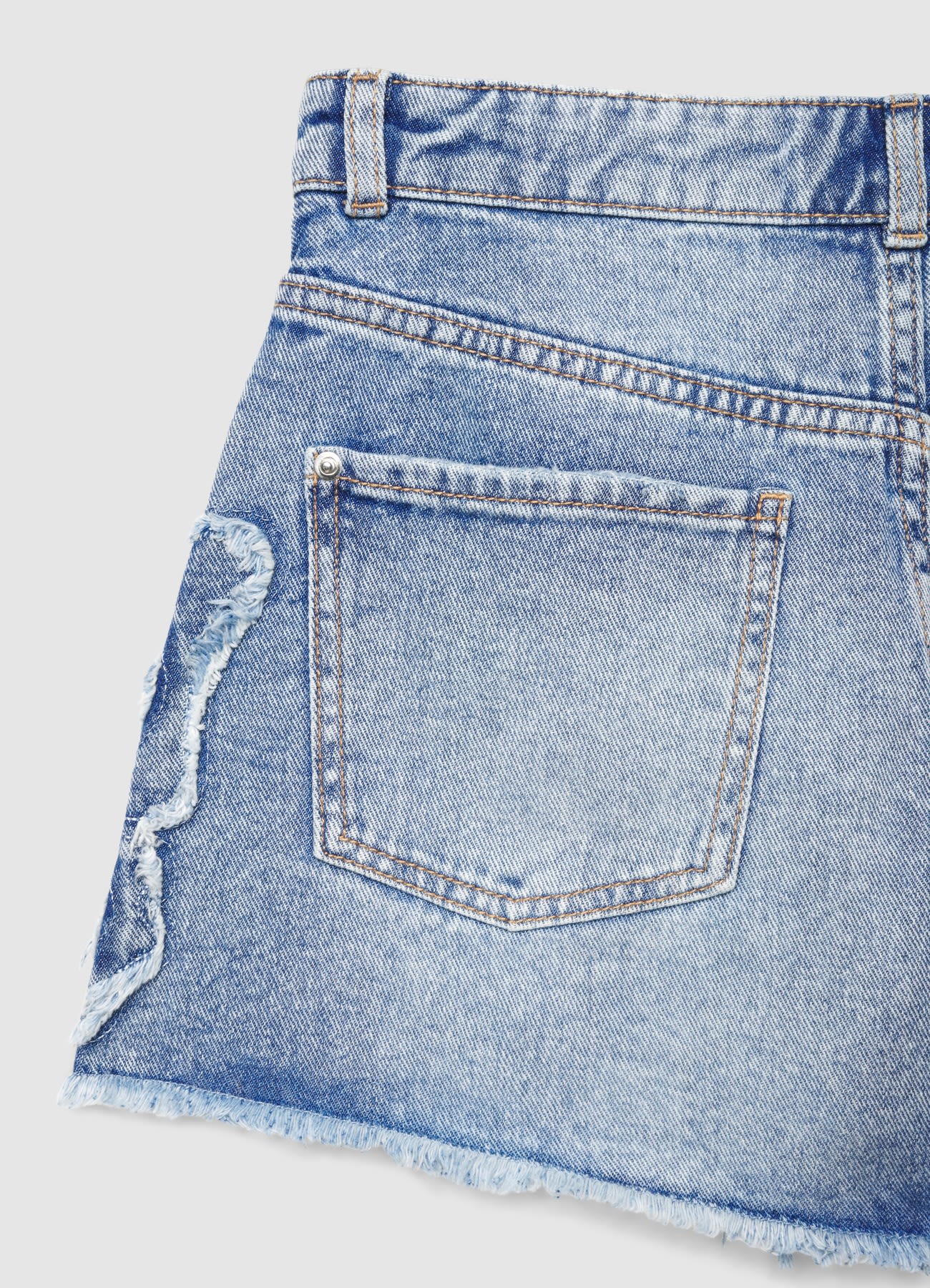 Shorts in denim con applicazione farfalla e orlo sfrangiato - Image 3