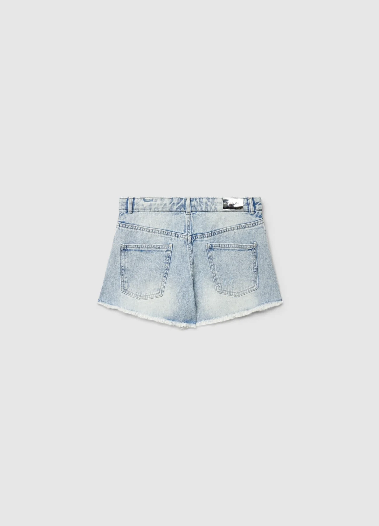 Shorts in denim con strappi e patch - Image 2