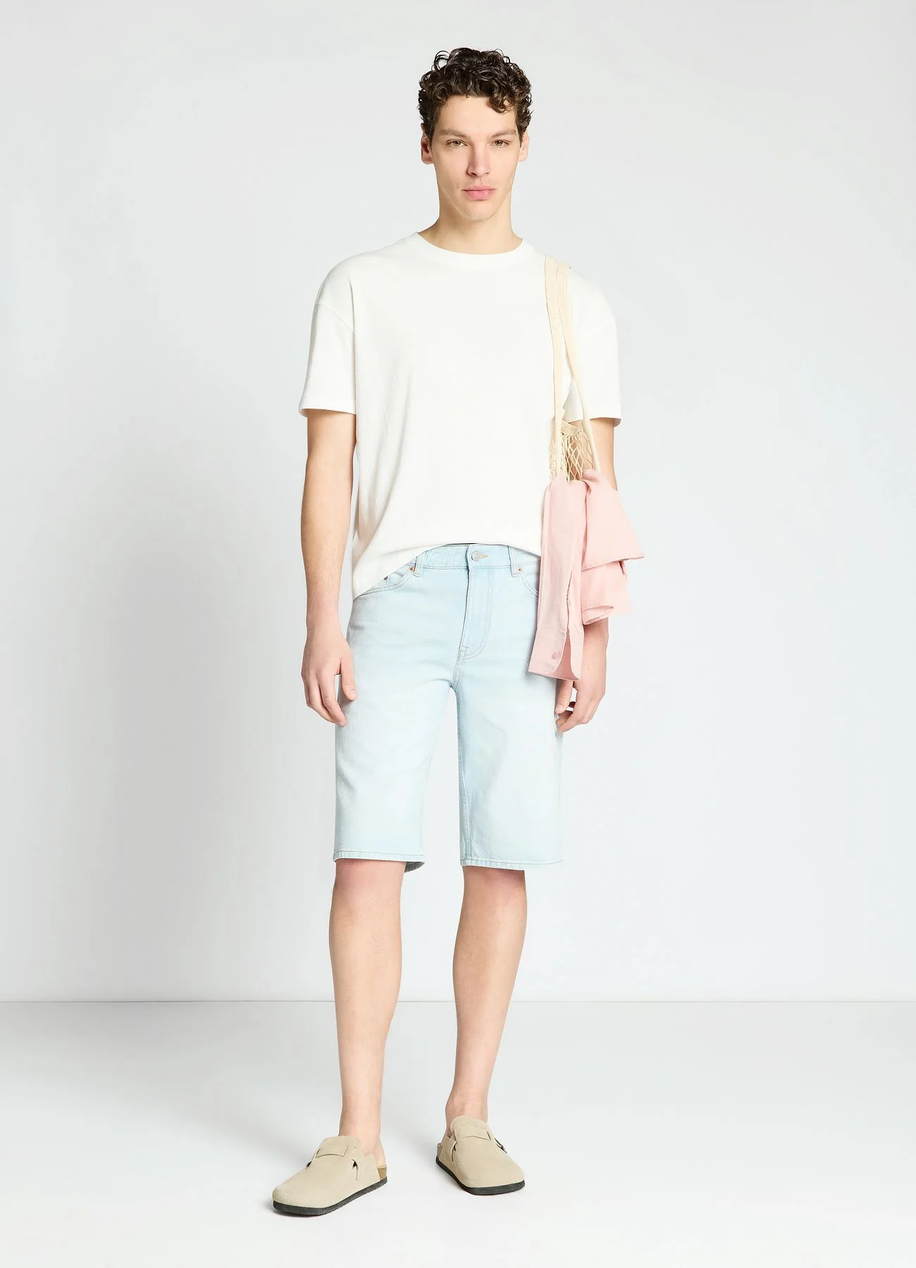 Shorts in denim effetto slavato con risvolto