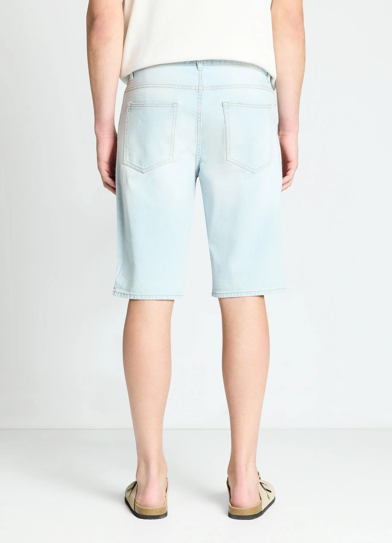 Shorts in denim effetto slavato con risvolto - Image 3