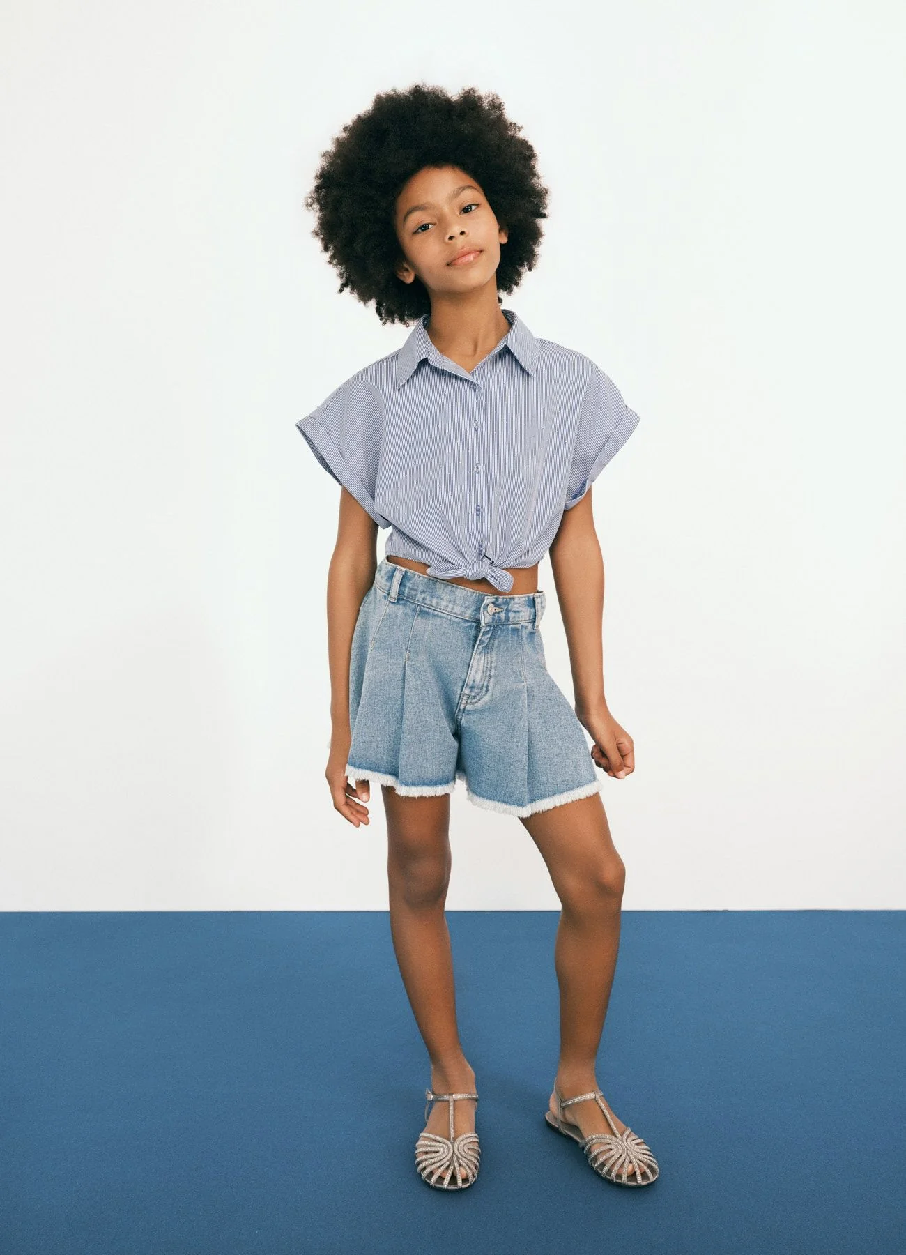 Shorts jeans svasati con pieghe - Image 4