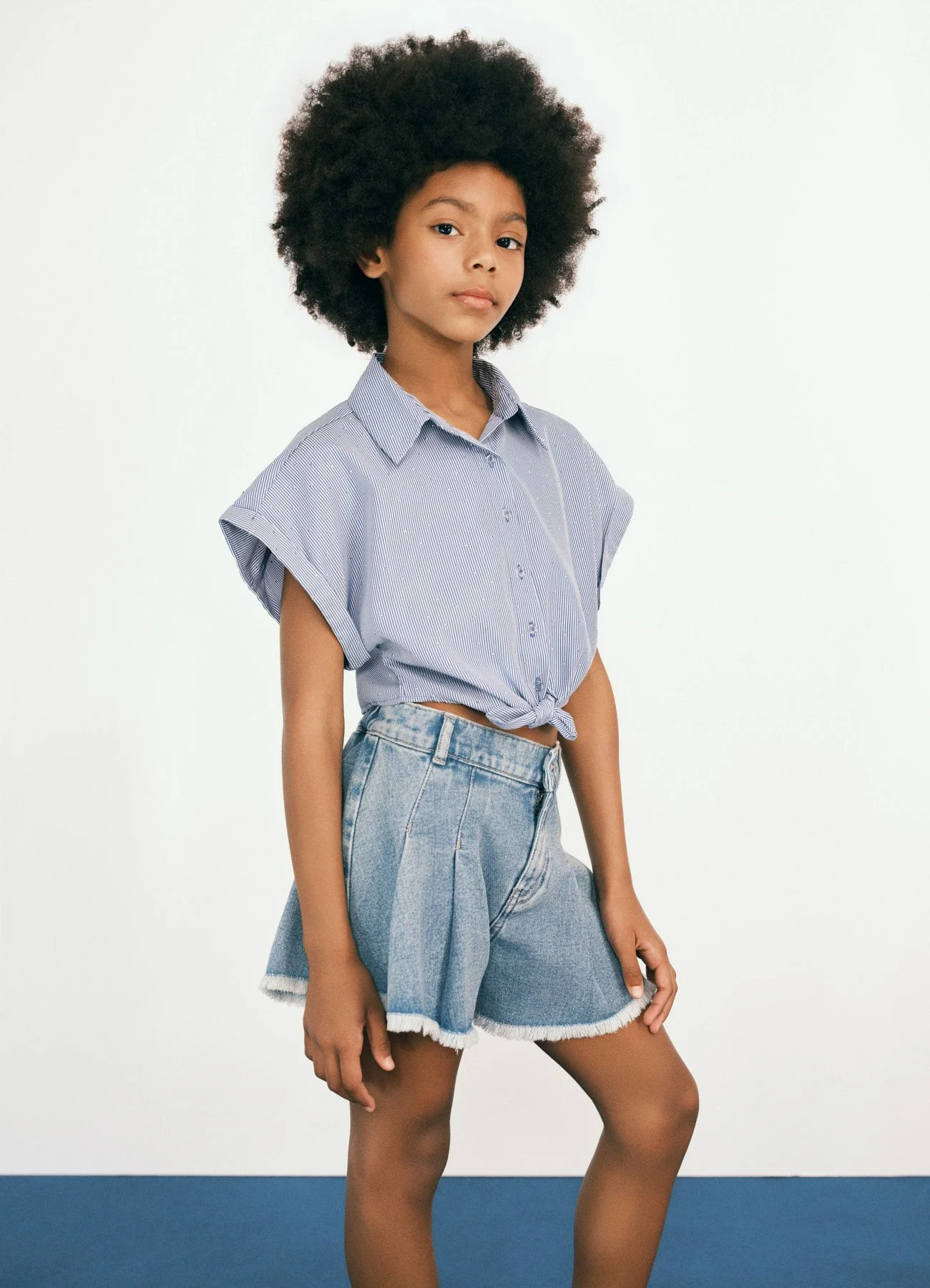 Shorts jeans svasati con pieghe - Image 5