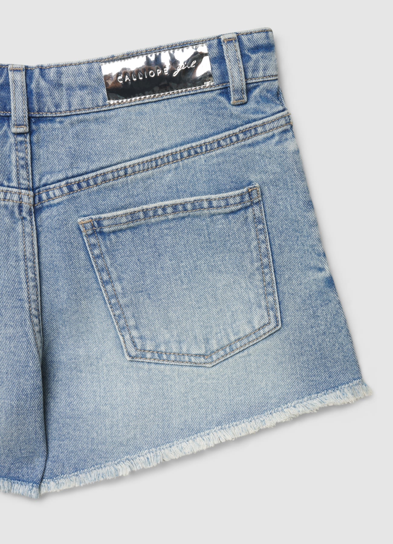 Shorts mom di jeans con strappi e applicazioni