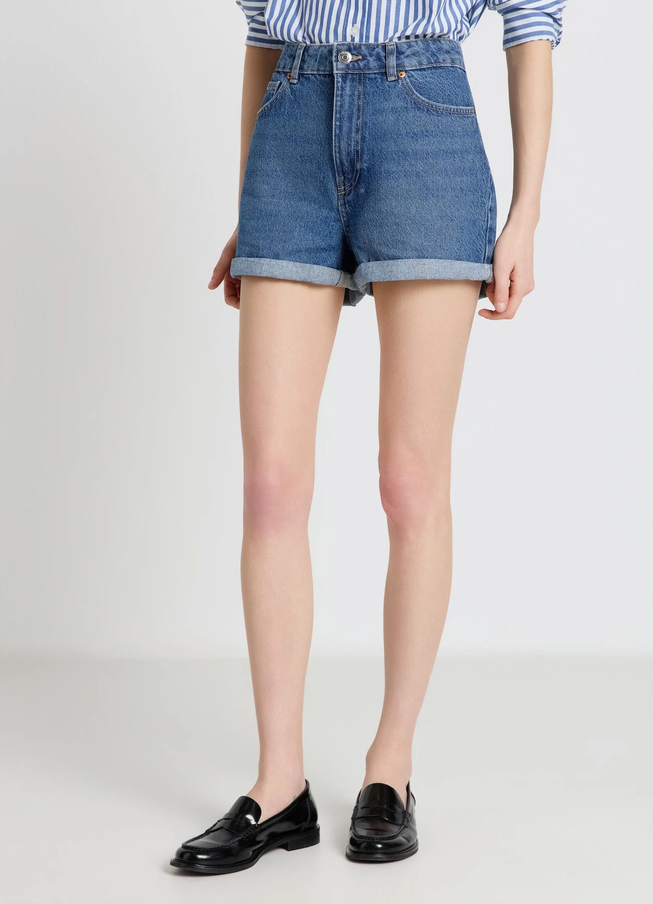 Shorts mom in denim con risvolto - Image 2