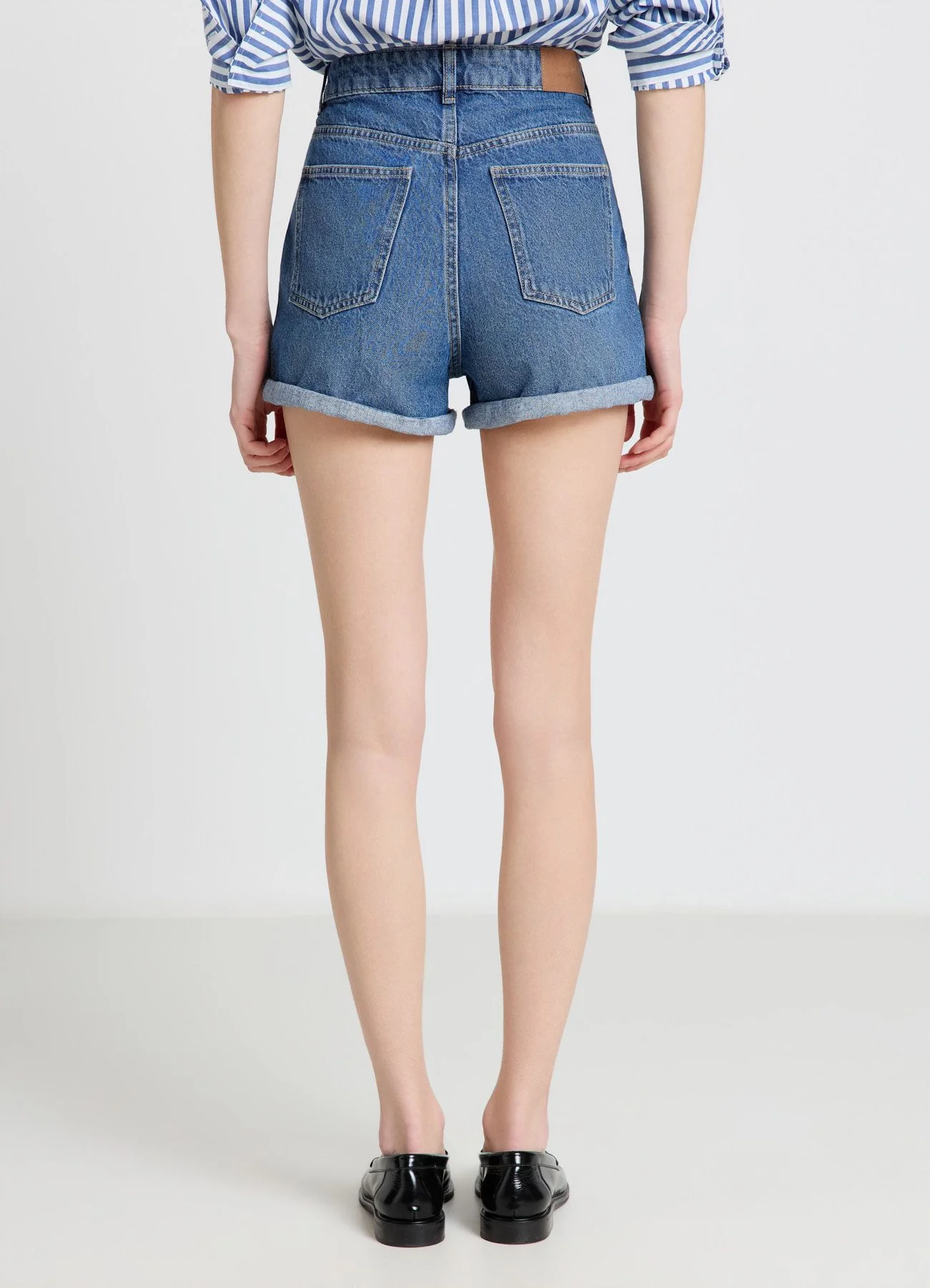 Shorts mom in denim con risvolto - Image 3