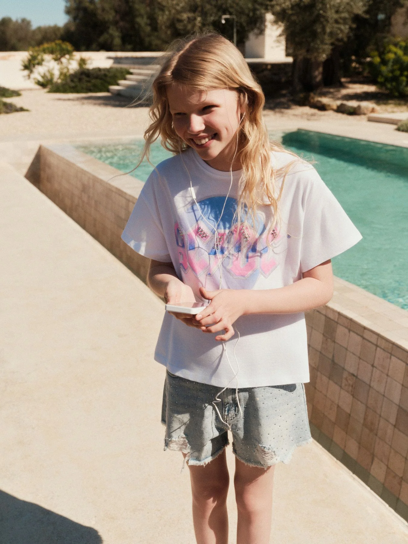 Shorts mom in denim con strass e strappi - Image 4