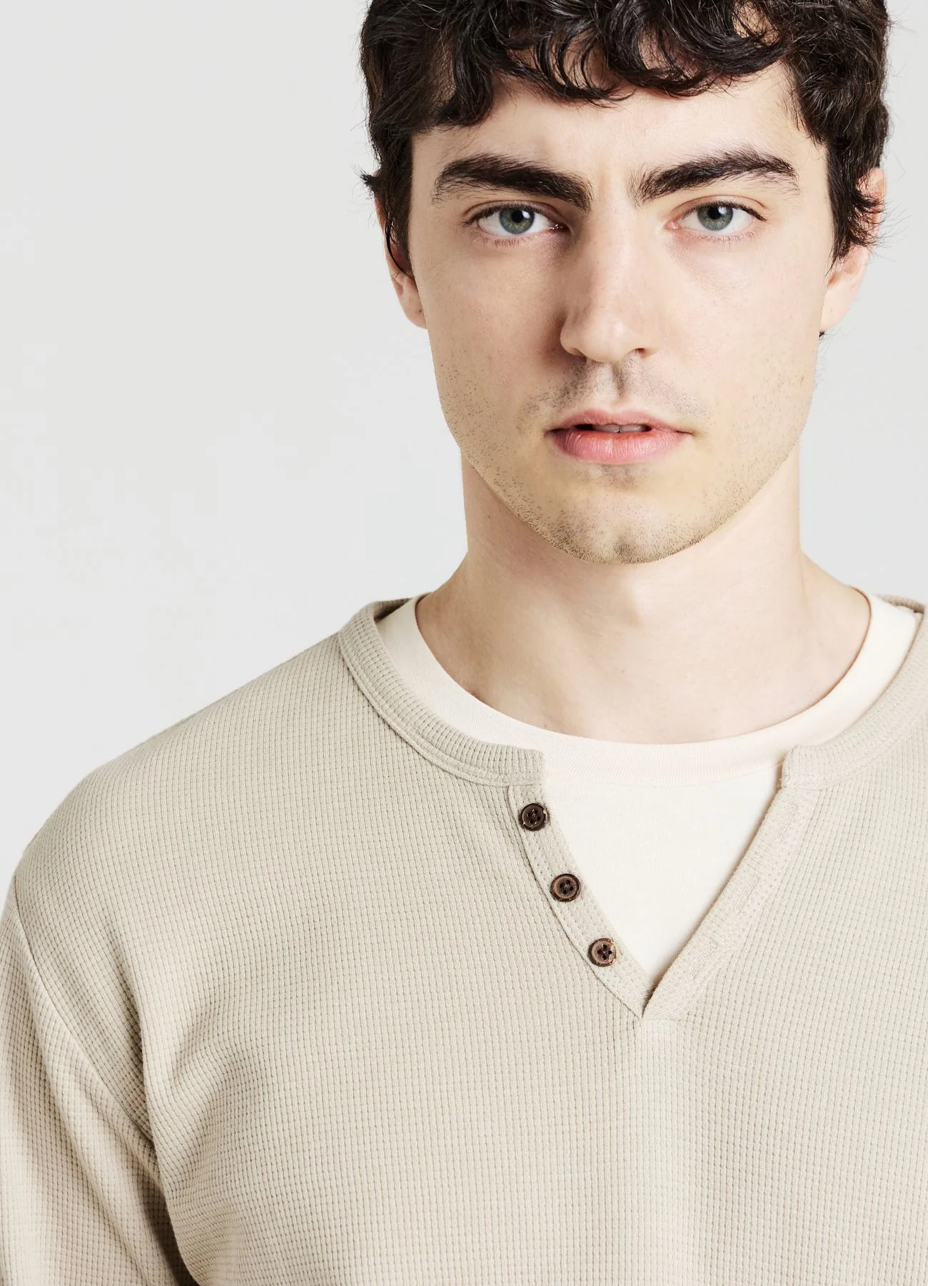 T-shirt a maniche lunghe con scollo serafino - Image 4