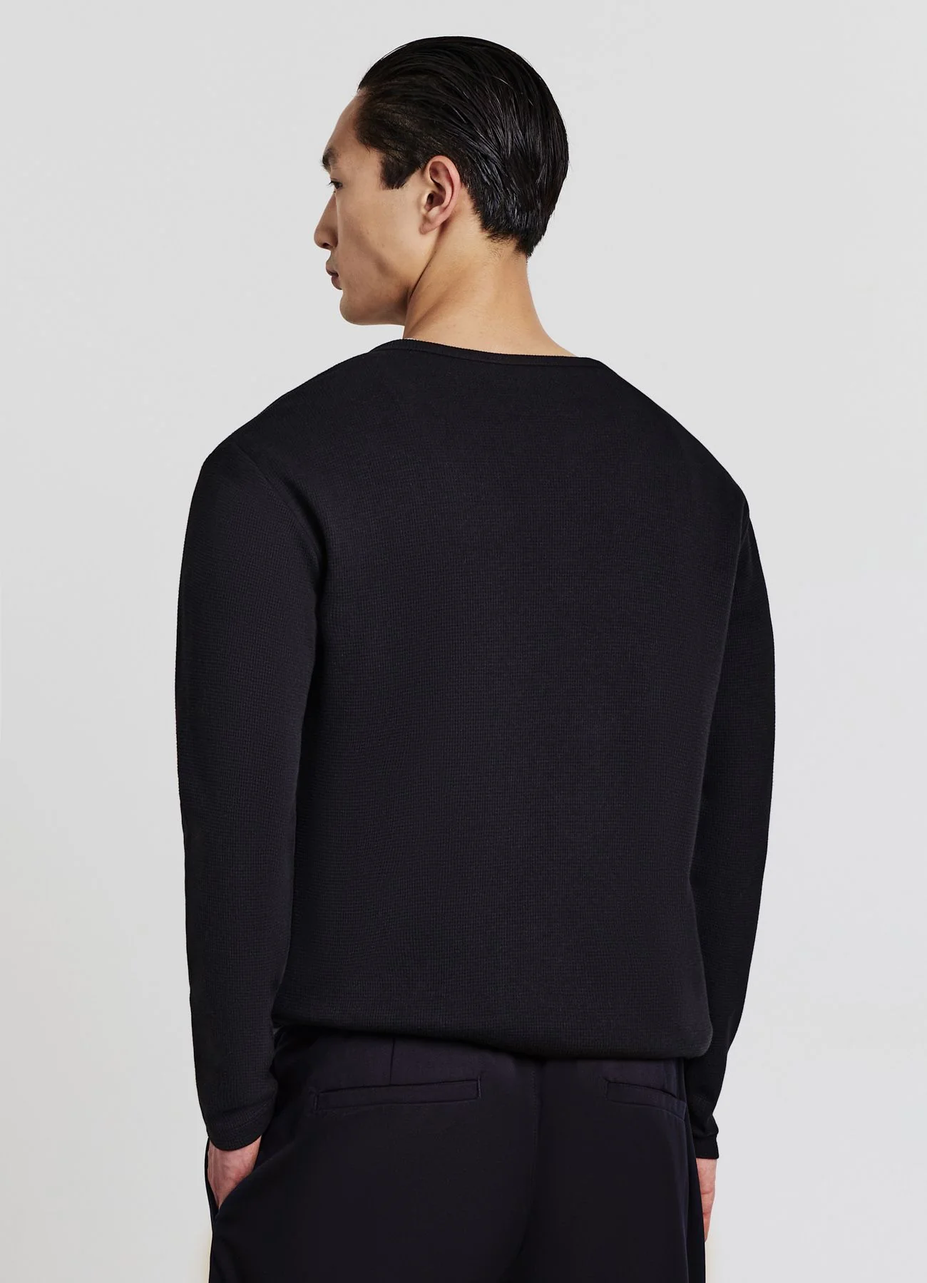 T-shirt a maniche lunghe con scollo serafino