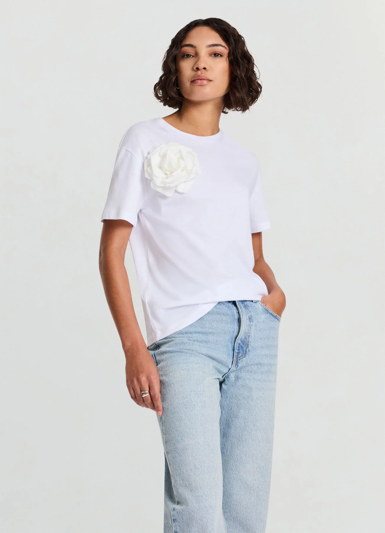 T-shirt con applicazione fiore
