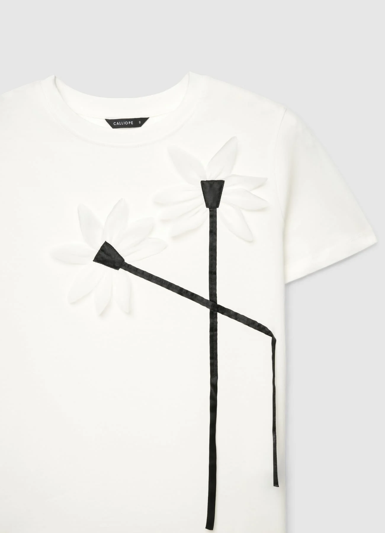 T-shirt con applicazione floreale - Image 3
