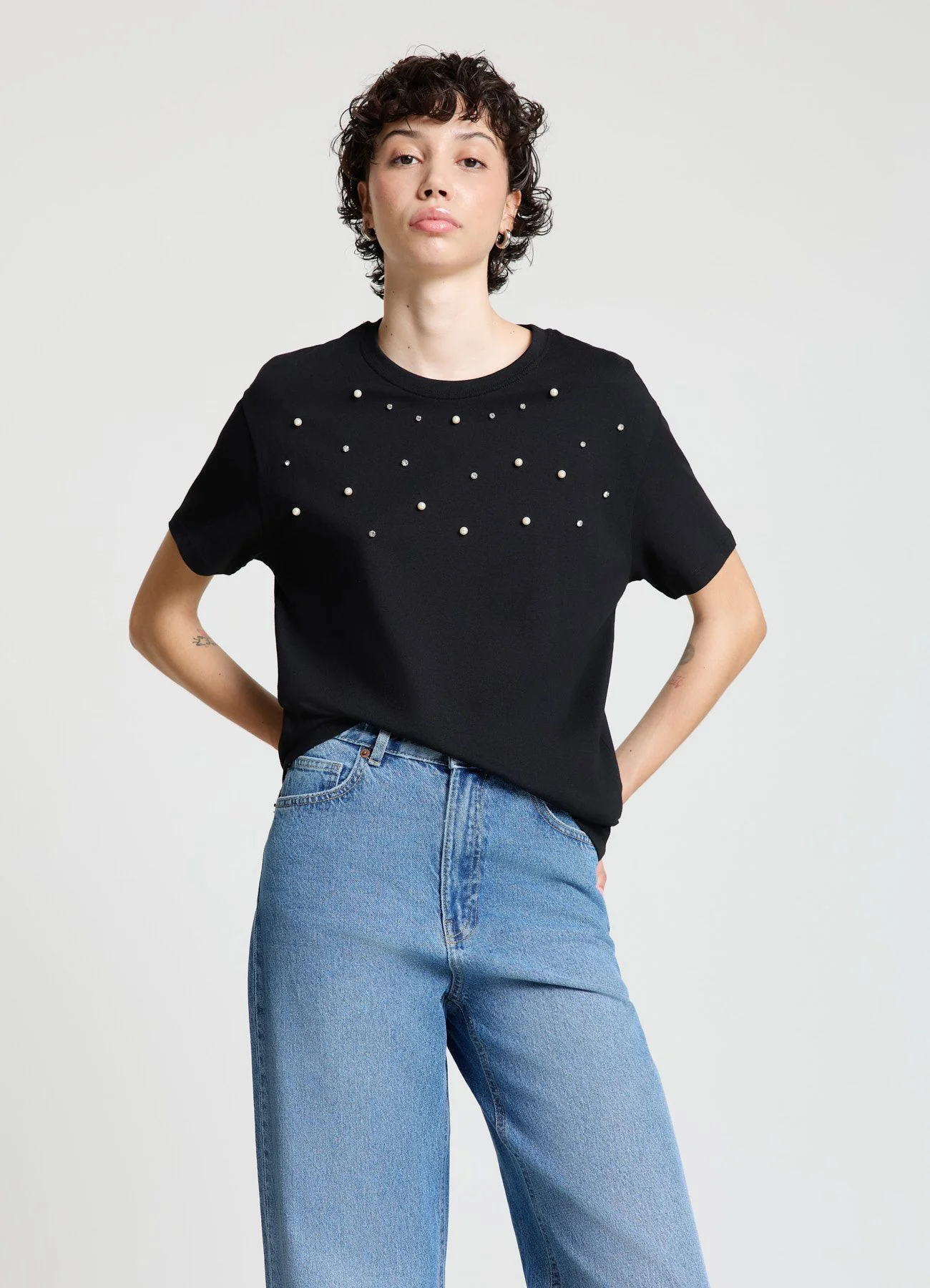 T-shirt con applicazioni di perle e strass