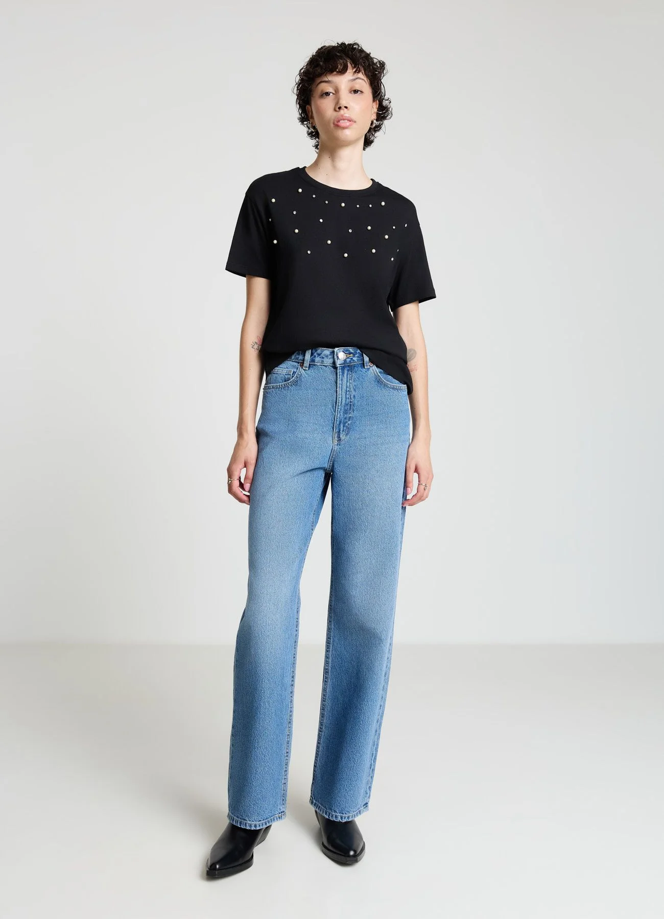 T-shirt con applicazioni di perle e strass - Image 3