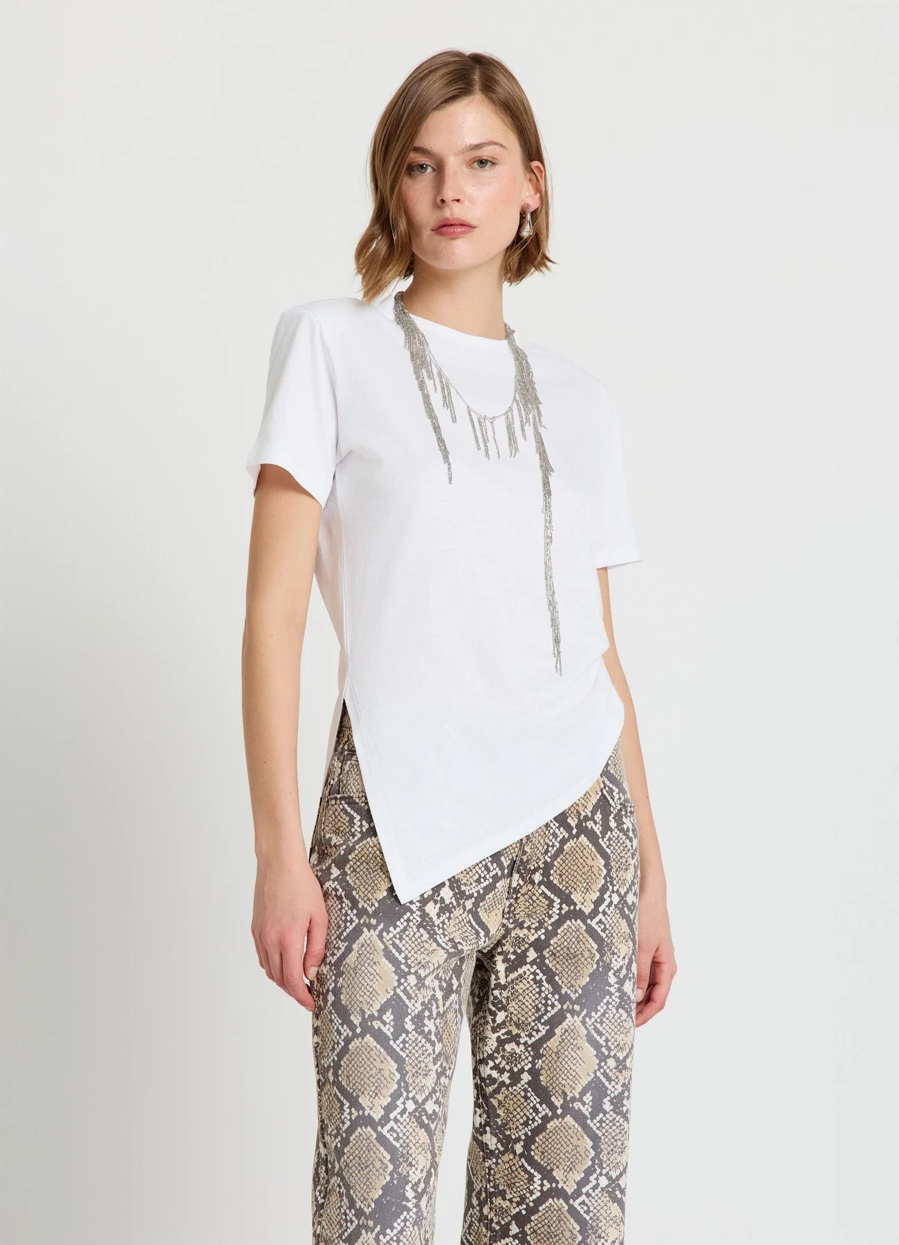 T-shirt con arriccio laterale e fondo asimmetrico - Image 2