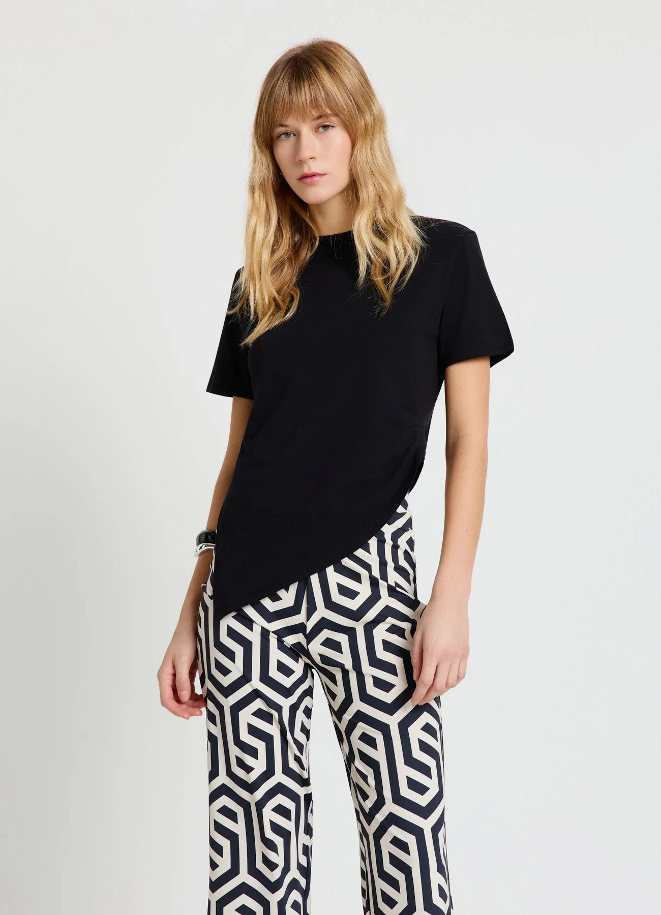 T-shirt con arriccio laterale e fondo asimmetrico - Image 7
