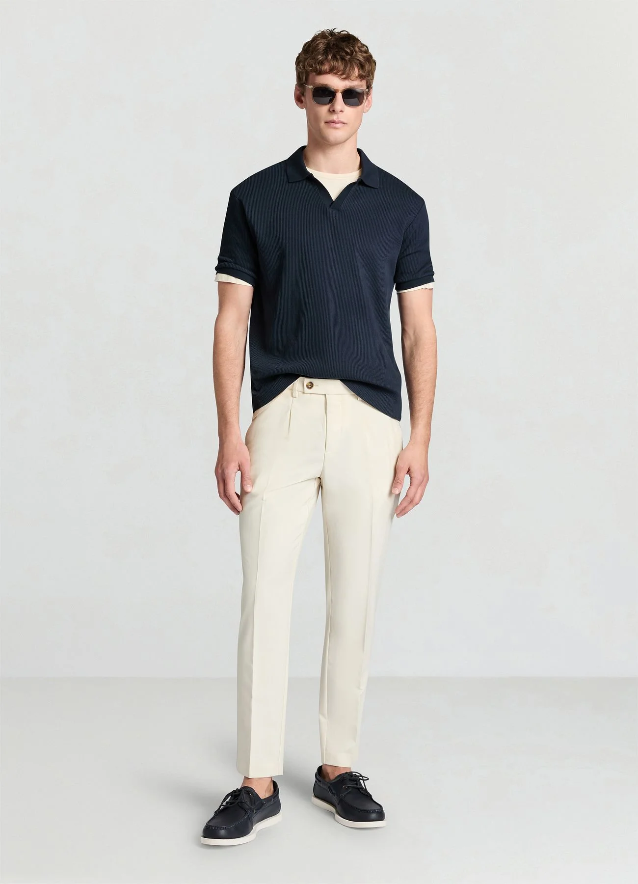 T-shirt con colletto a polo e scollo a V