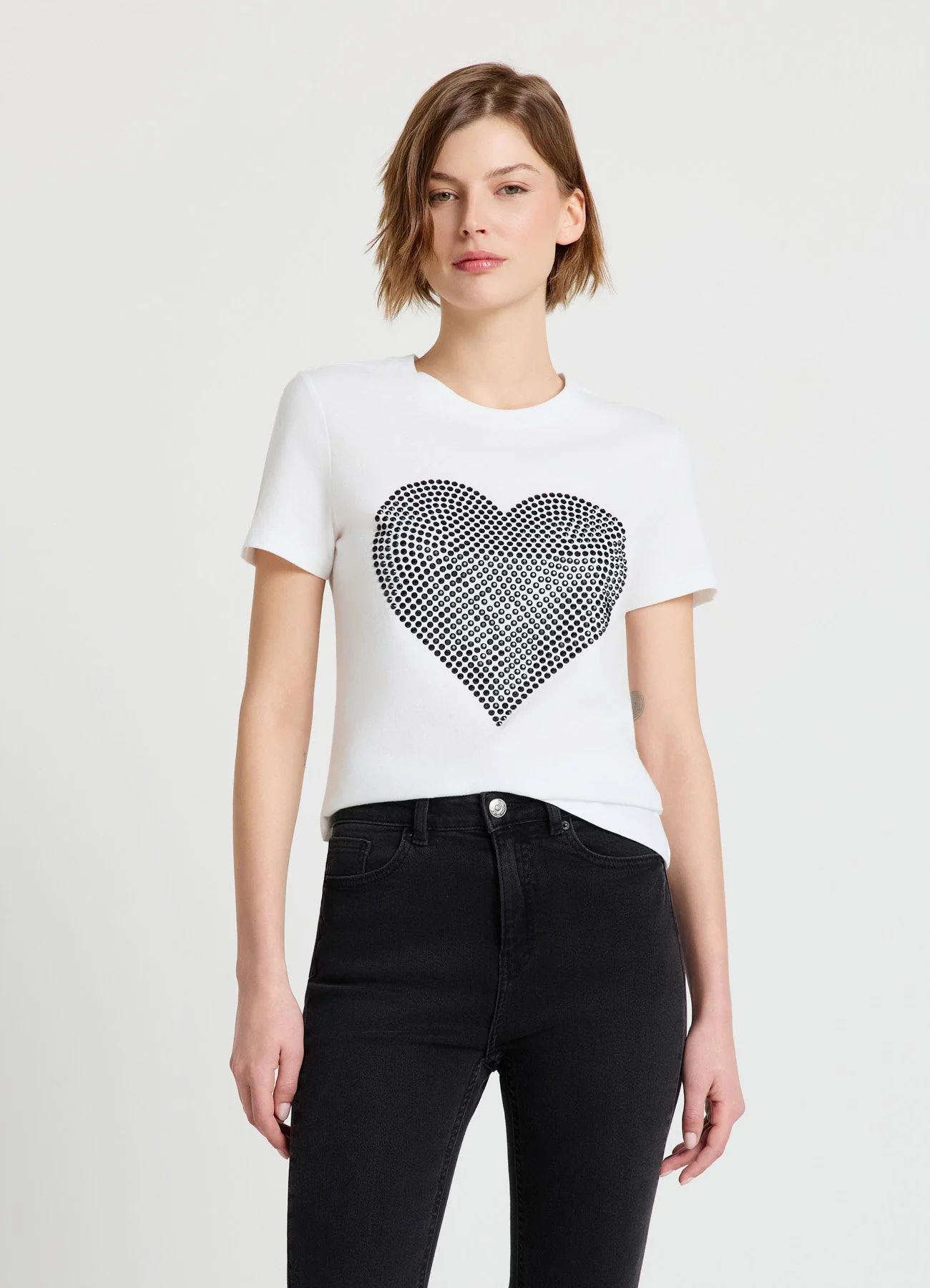 T-shirt con cuore di strass