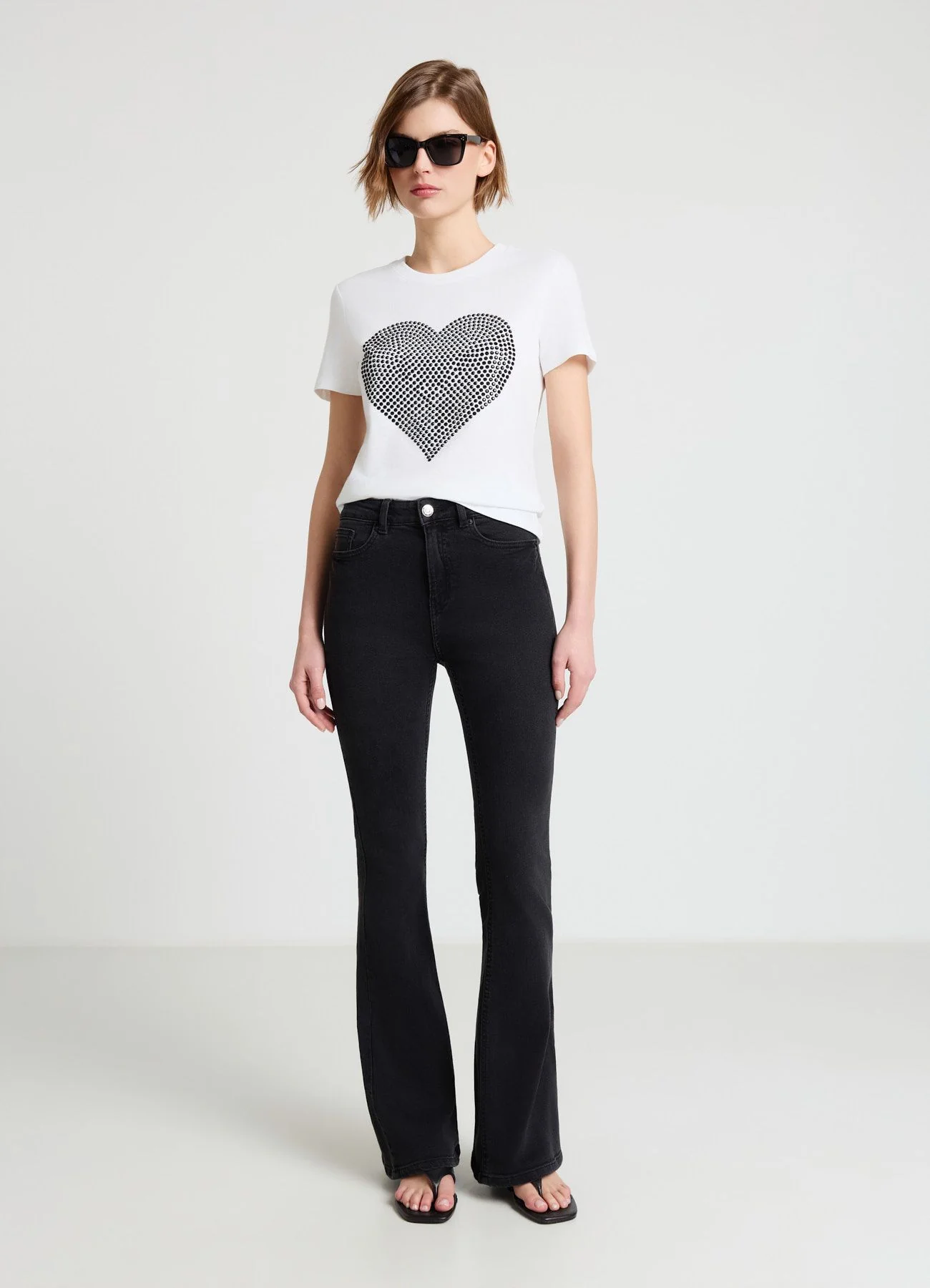 T-shirt con cuore di strass - Image 2