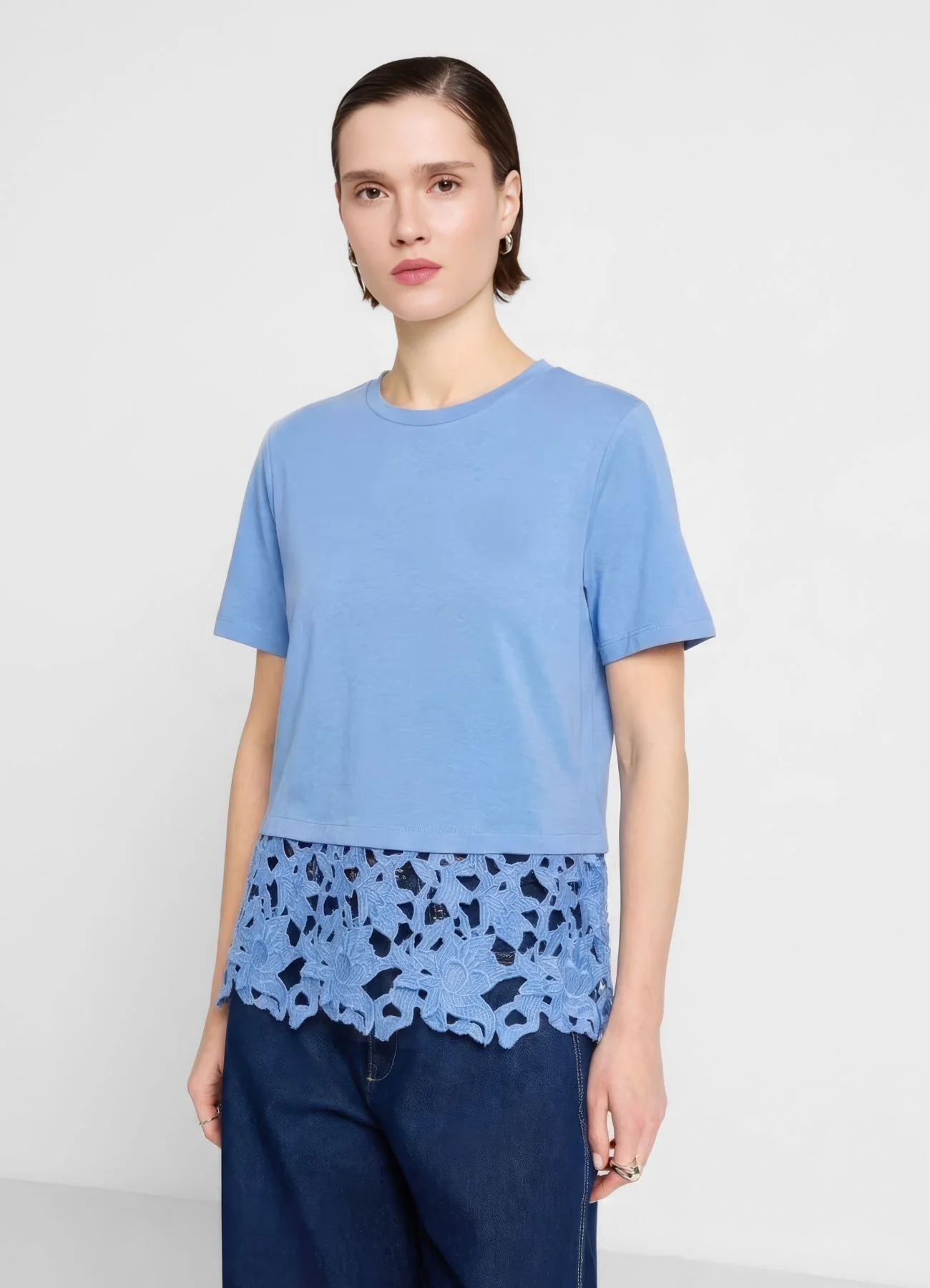 T-shirt con fondo in sangallo