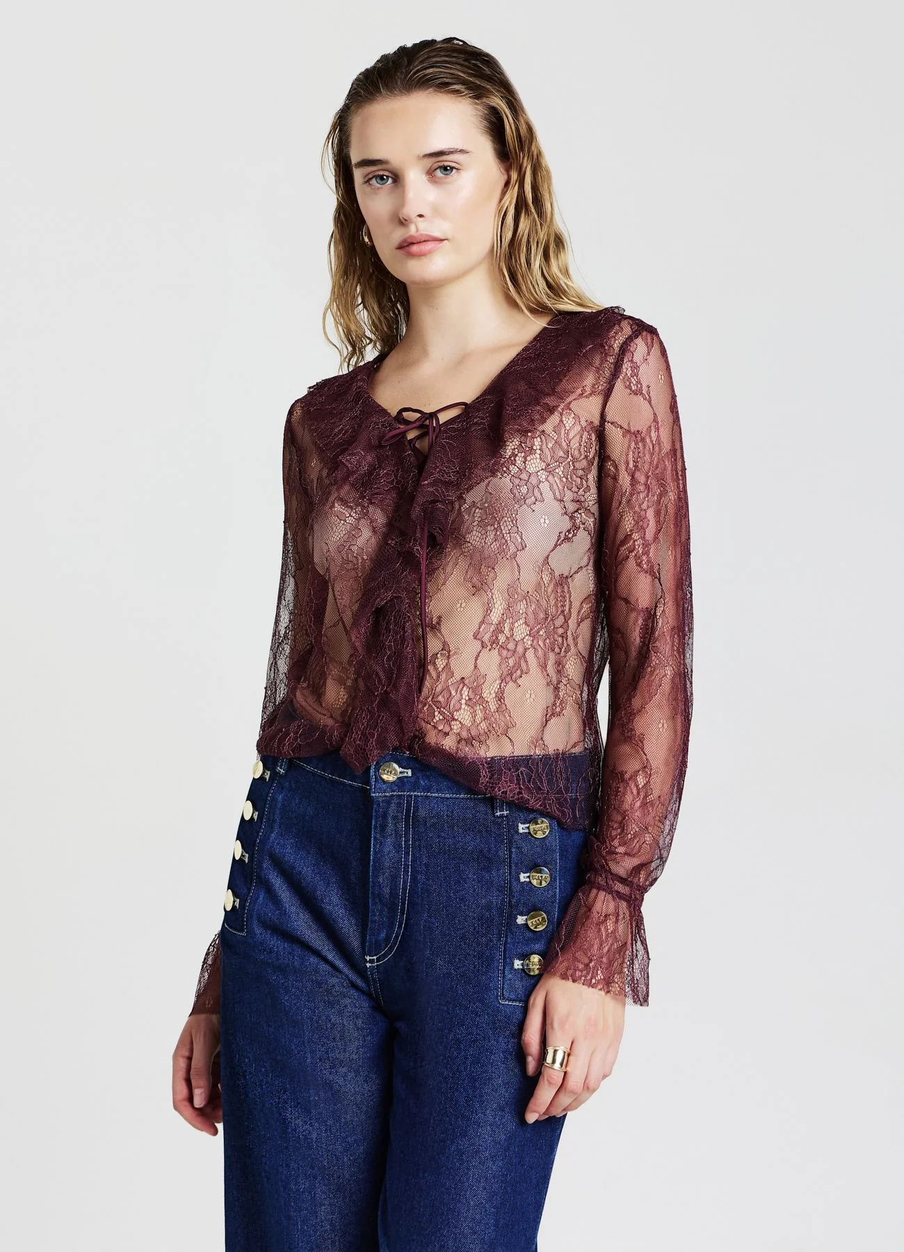 T-shirt con jabot in pizzo