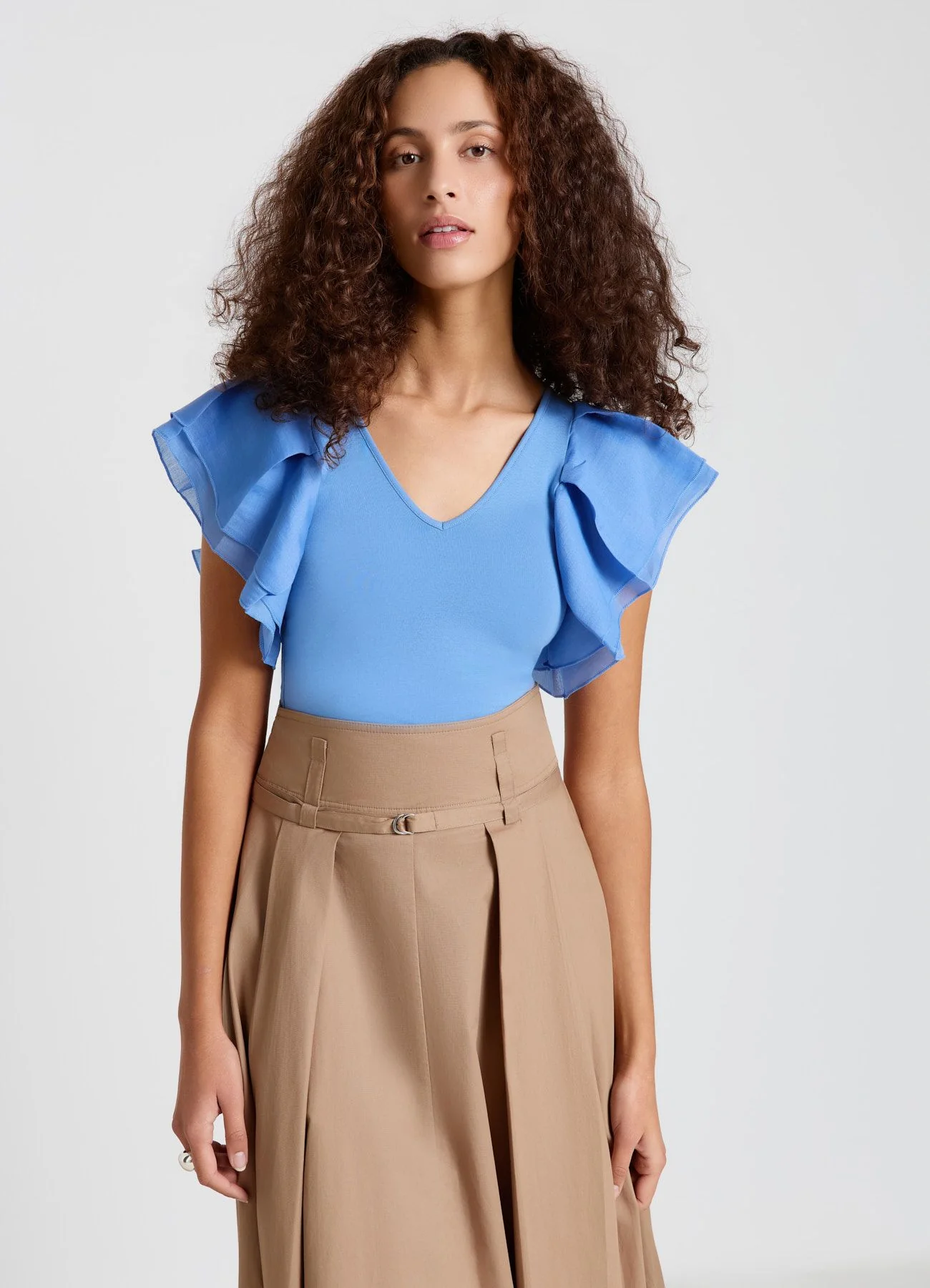 T-shirt con scollo a V e maniche a volant - Image 2
