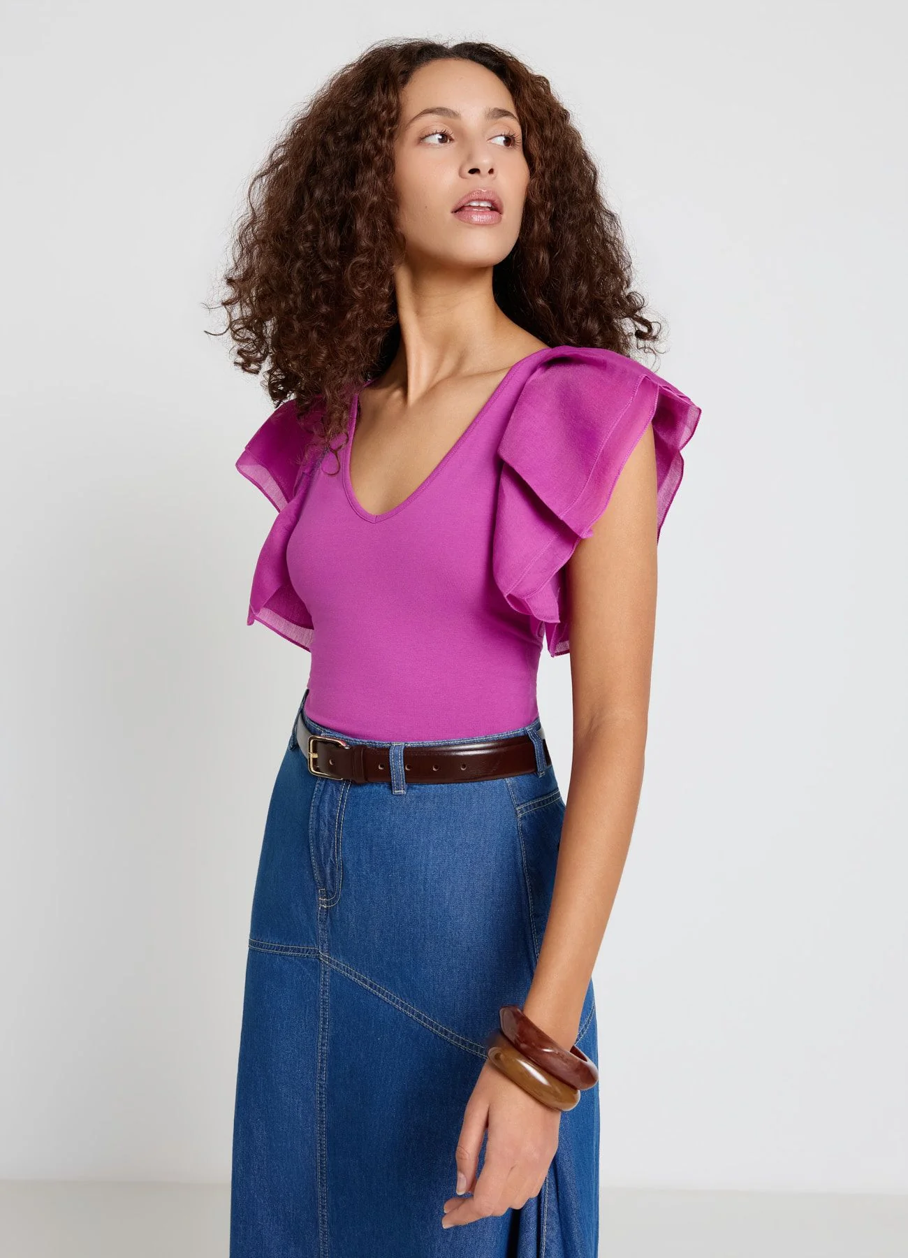 T-shirt con scollo a V e maniche a volant - Image 2