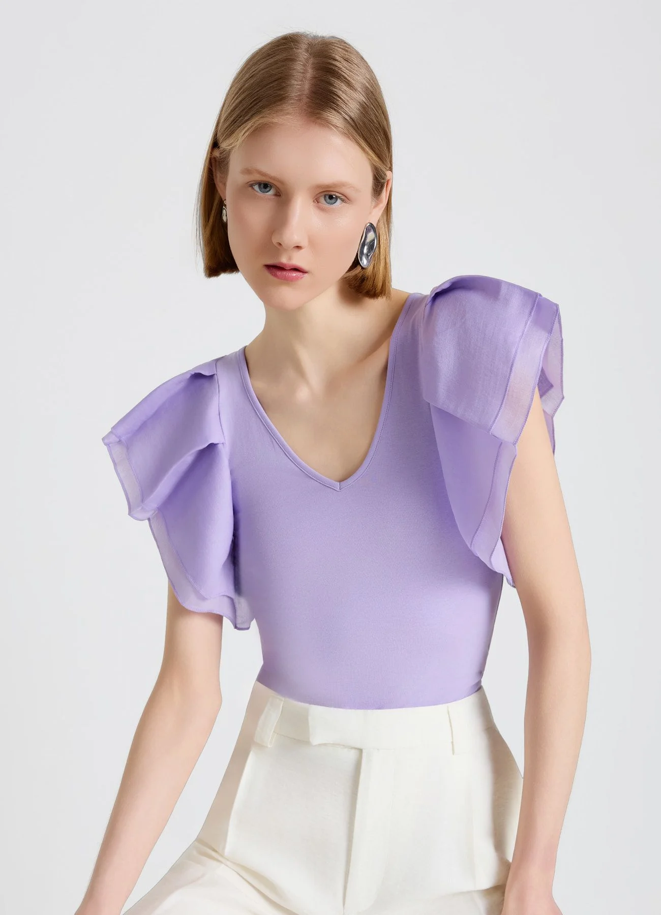 T-shirt con scollo a V e maniche a volant