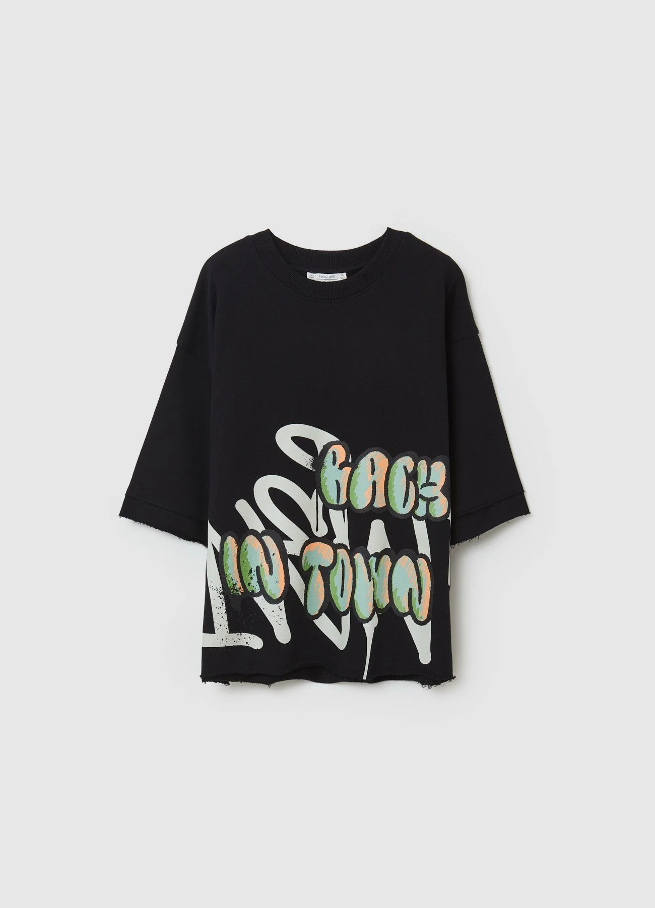 T-shirt con stampa graffiti e orli a taglio vivo