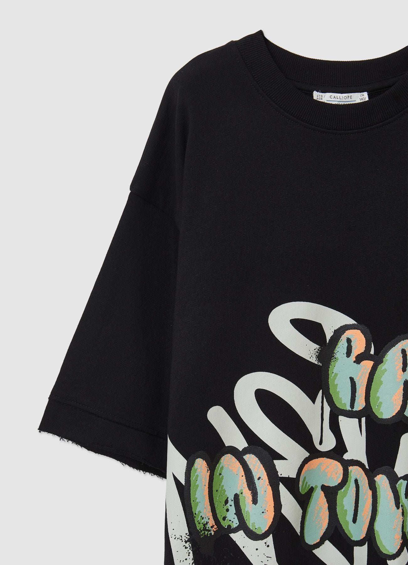 T-shirt con stampa graffiti e orli a taglio vivo - Image 3