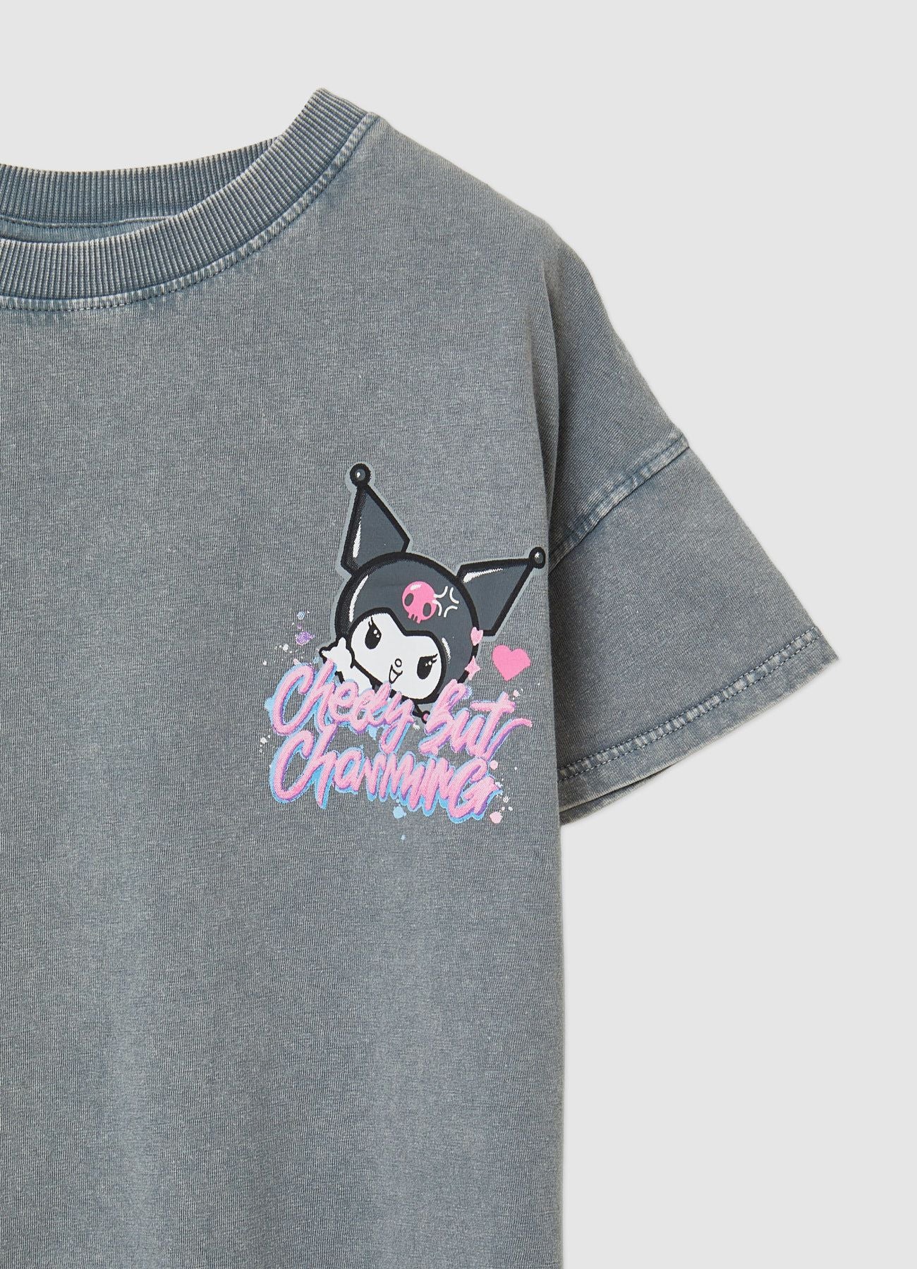 T-shirt con stampa Kuromi e scritte - Image 5