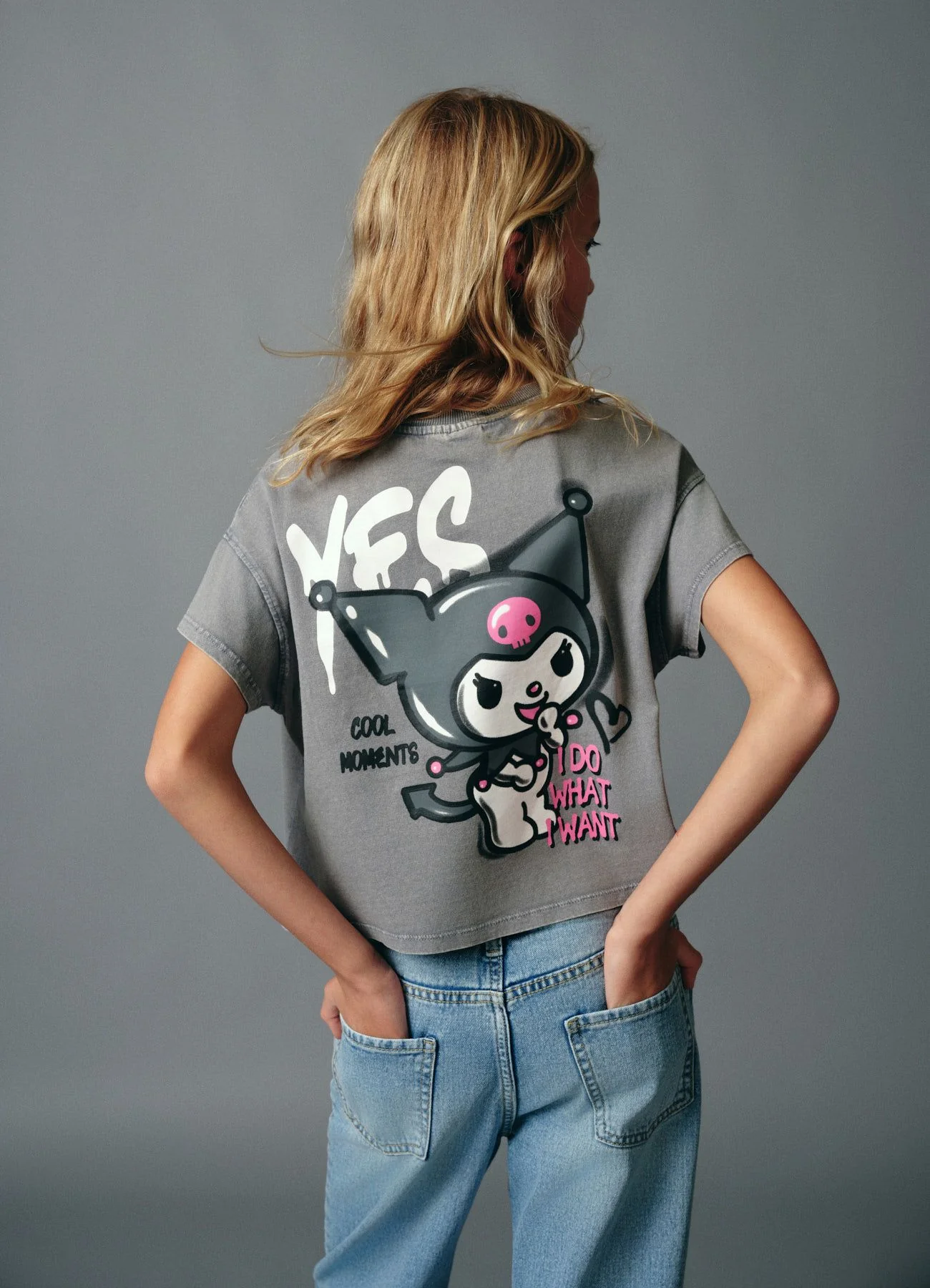 T-shirt con stampa Kuromi e scritte - Image 7