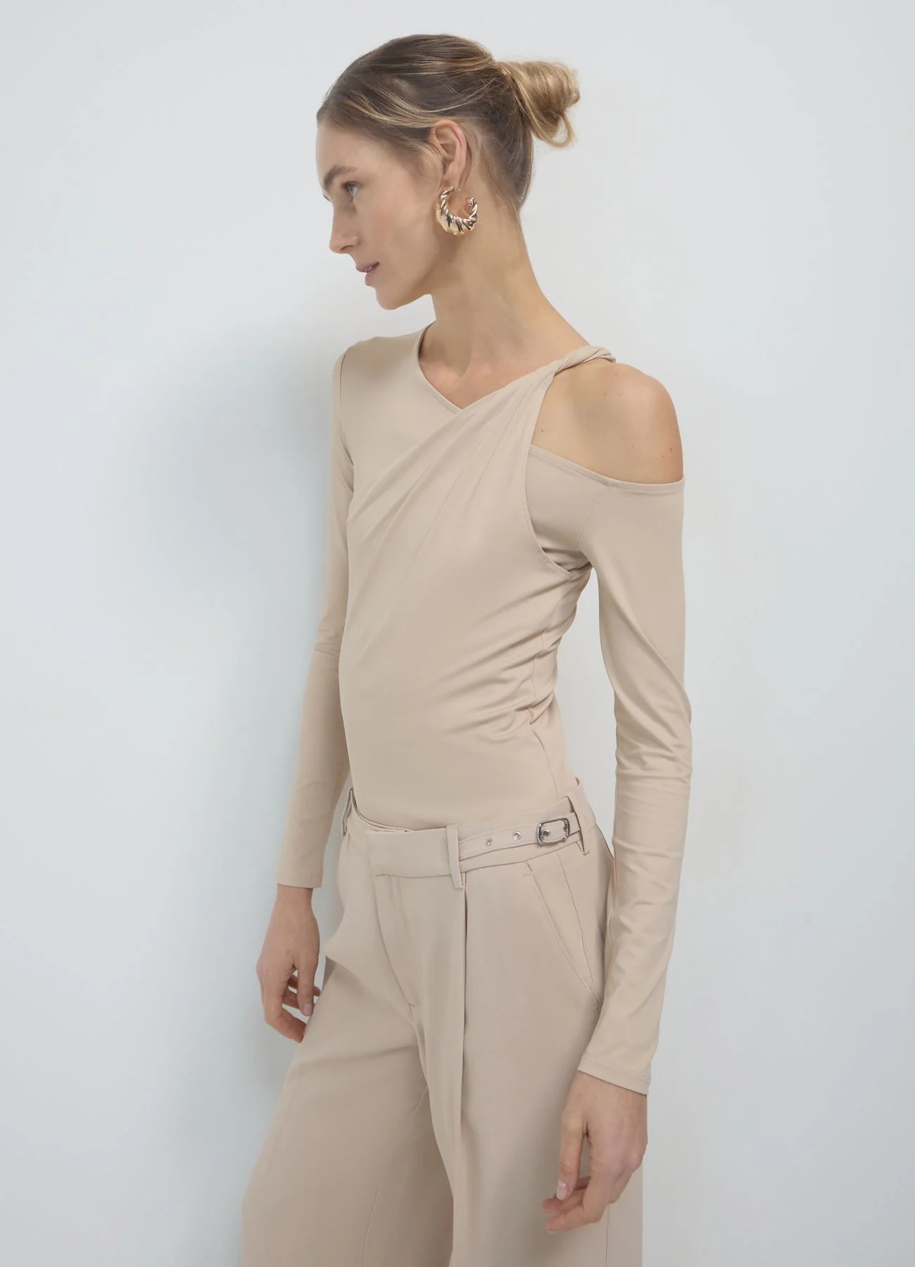 T-shirt cut out - Image 2
