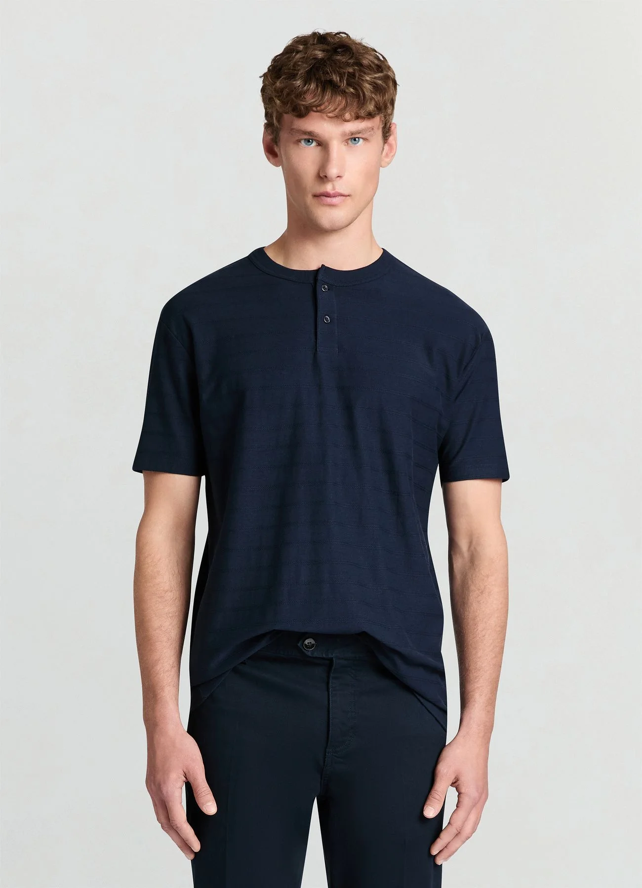 T-shirt serafino con motivo a righe in rilievo
