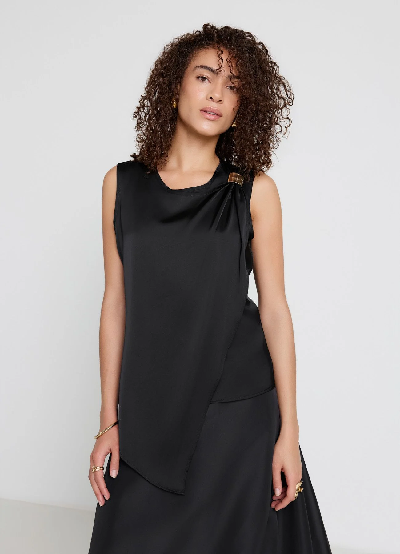 Top asimmetrico similsatin con fibbia - Image 7