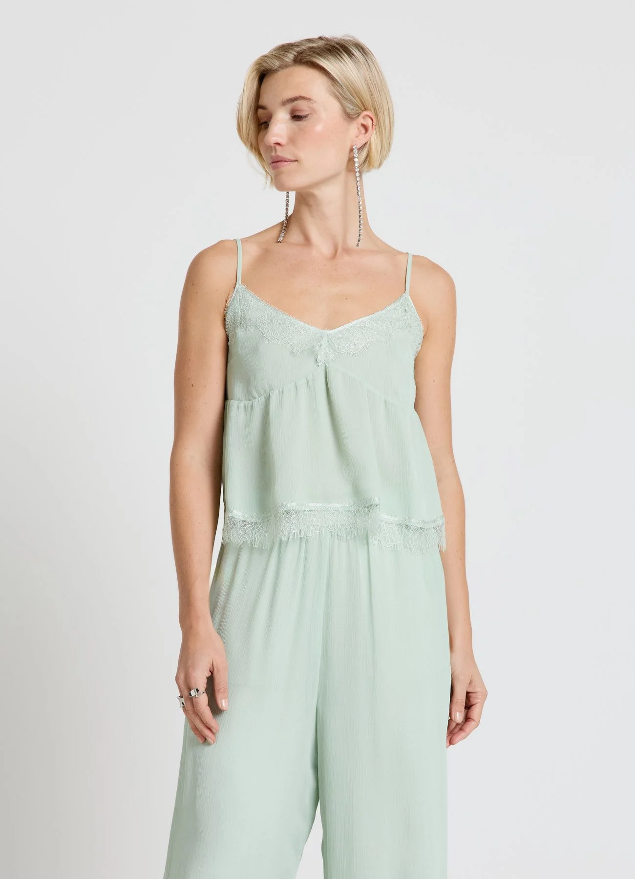 Top con balze e inserti in pizzo
