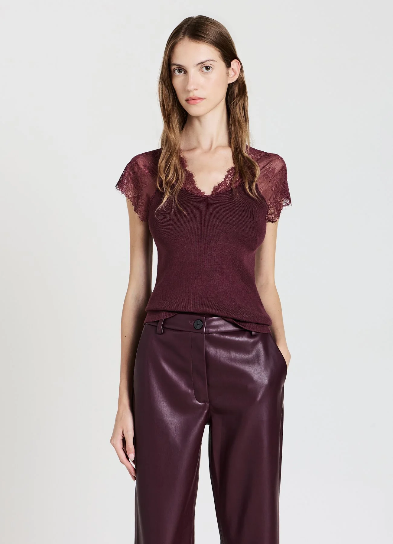 Top con scollo a V e dettagli in pizzo