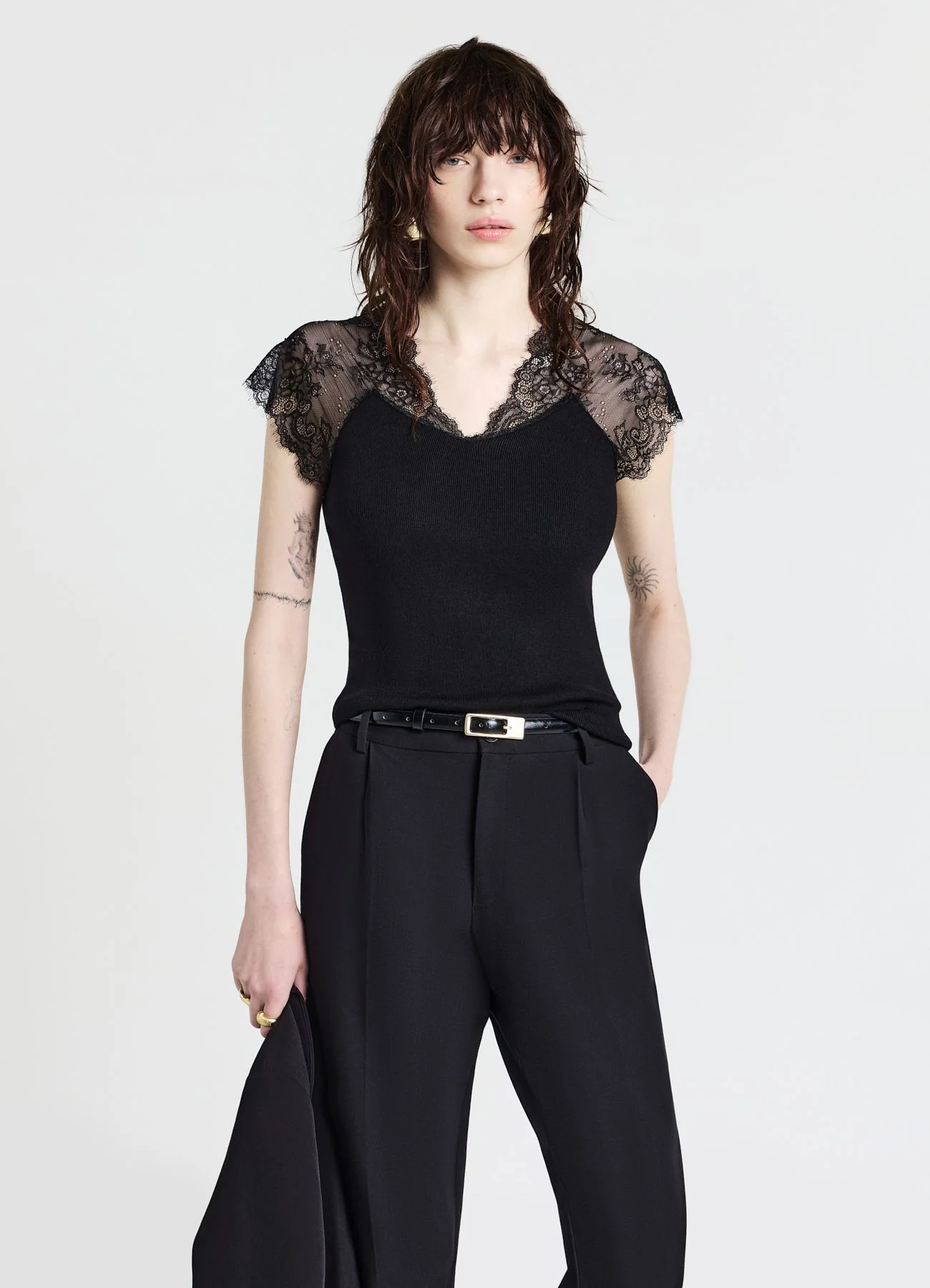 Top con scollo a V e dettagli in pizzo - Image 3