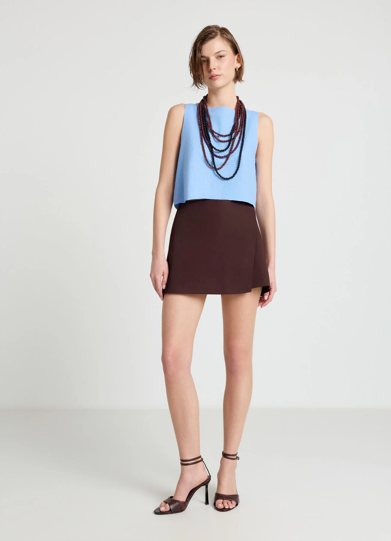 Top corto con bottoni sul retro
