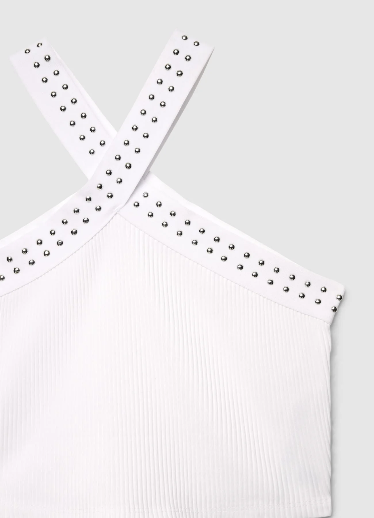 Top corto con spalline incrociate e borchie