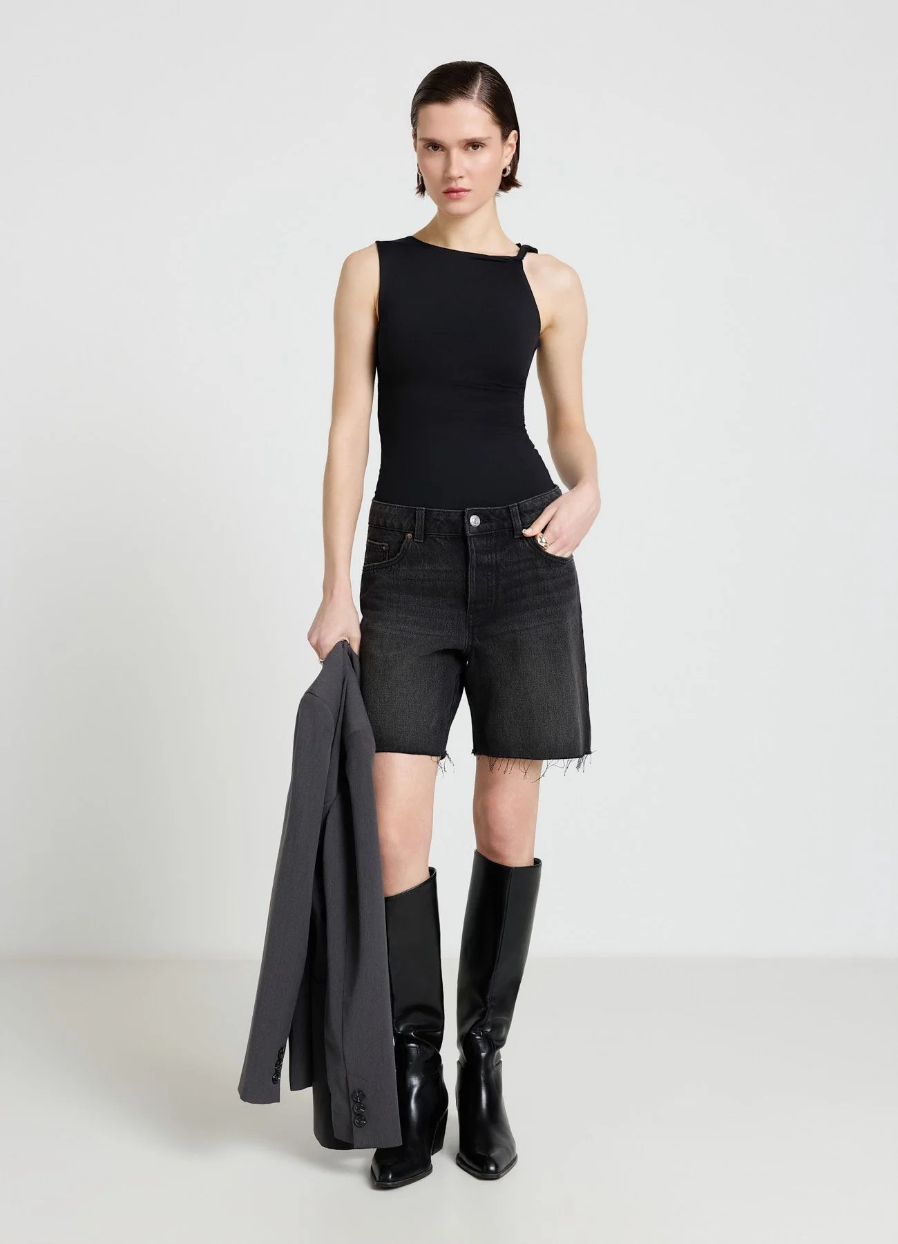 Top drappeggiato con nodo sulla spalla