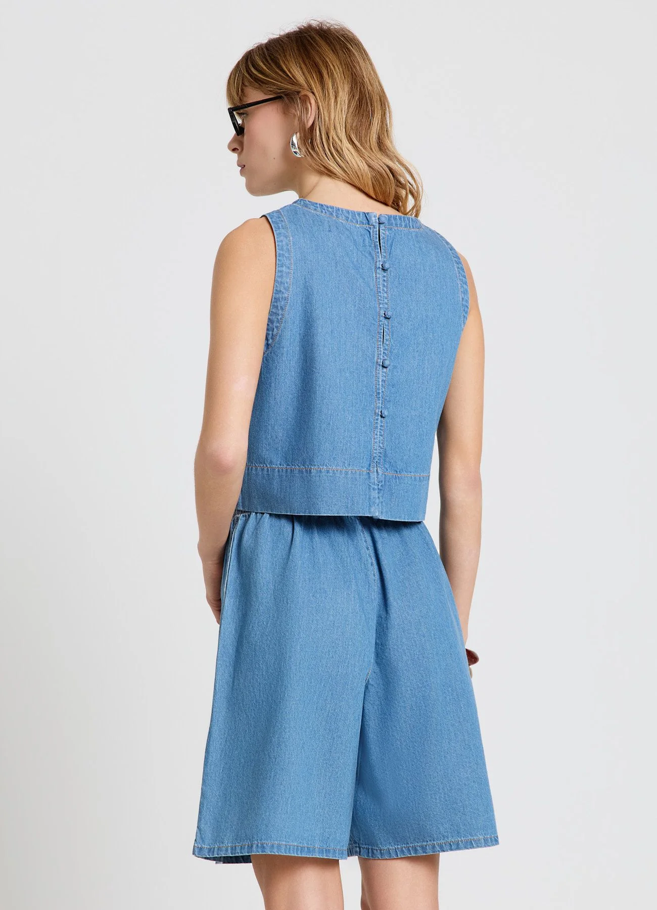 Top in denim con bottoni sul retro